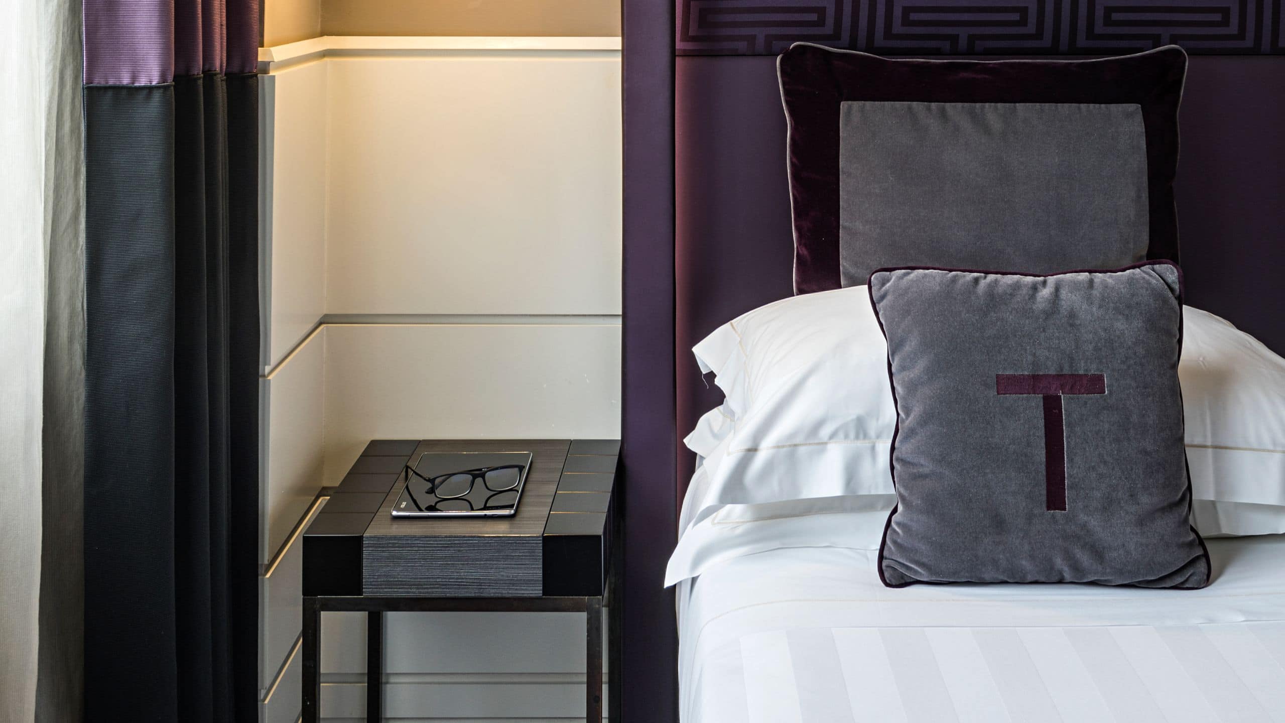 4/5 The Tribune King Bed Premium Room Details