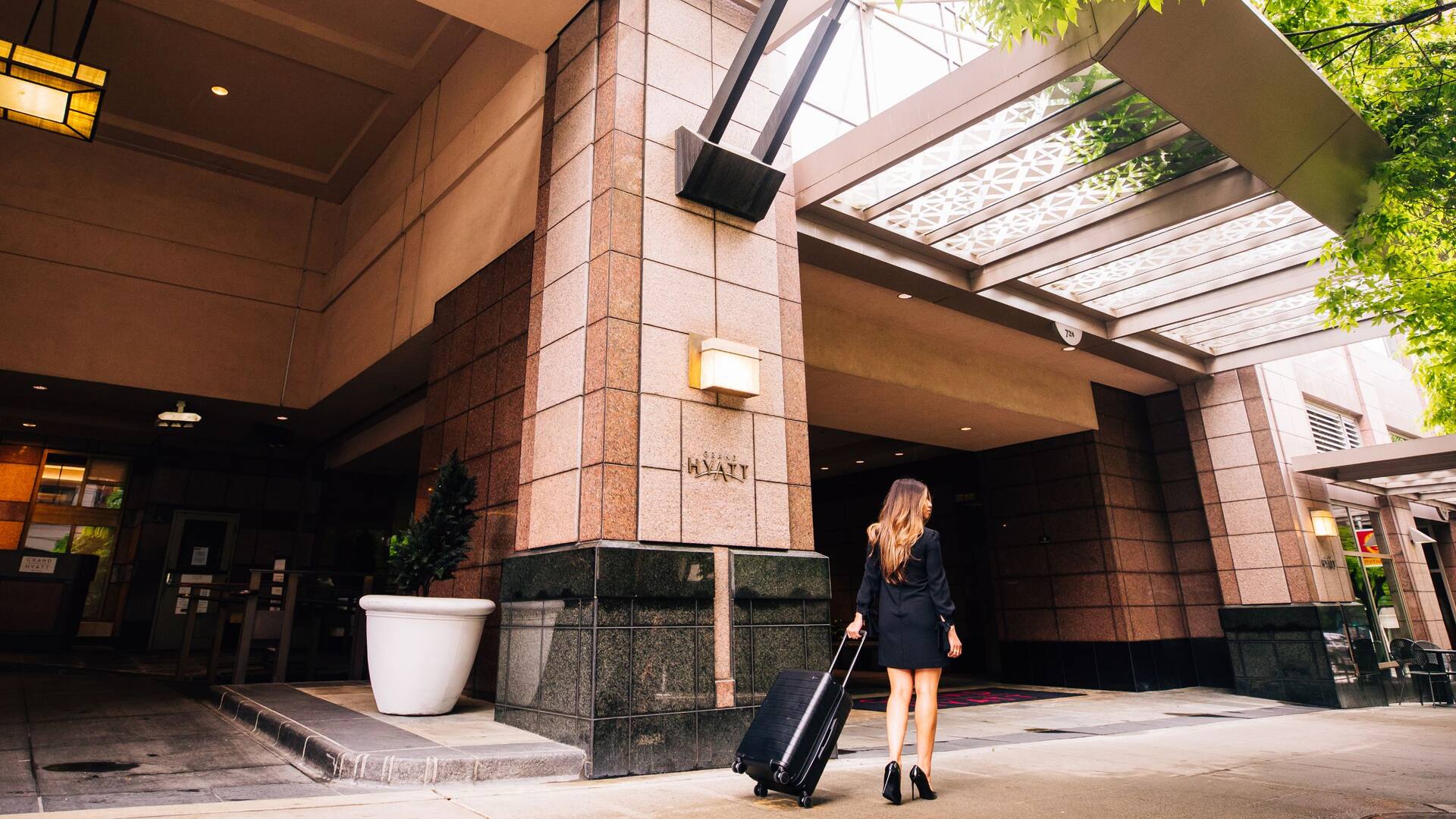  Hotel Entrance Guest Arrival