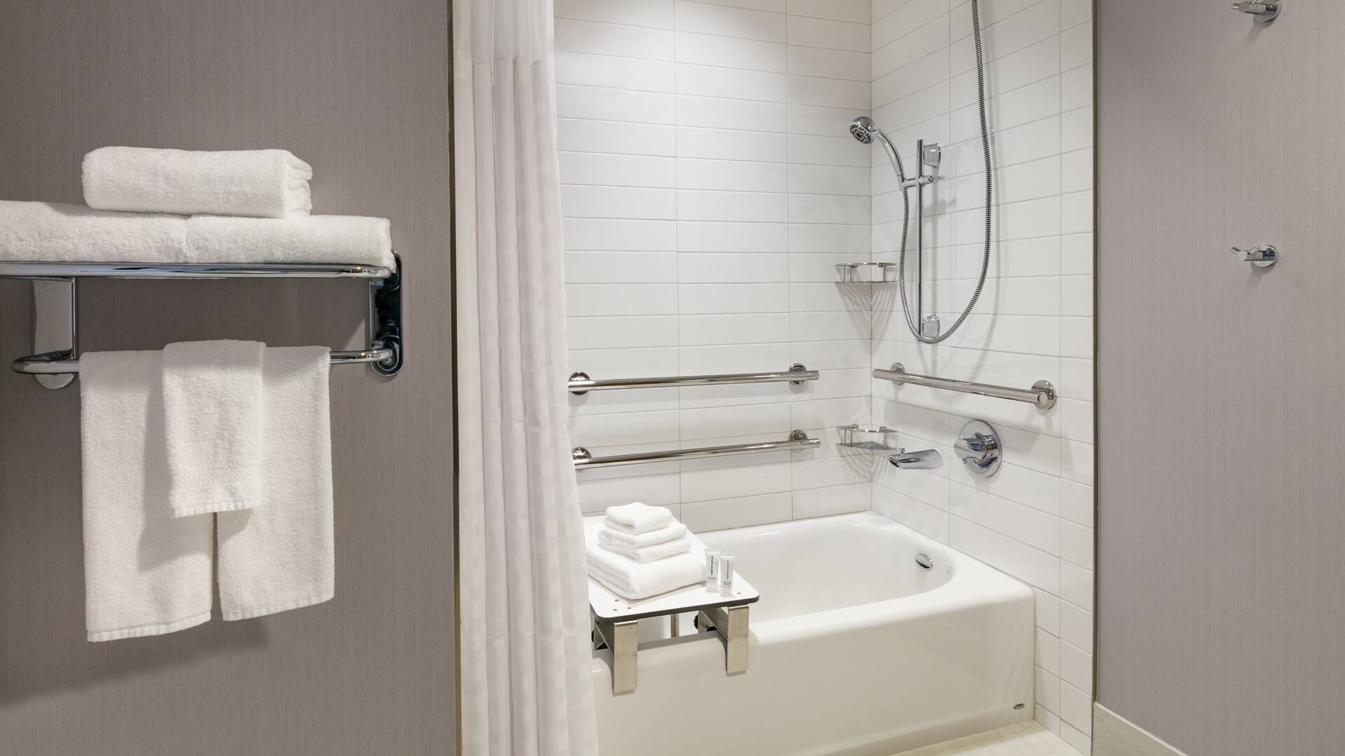 4 of 5 Hyatt Place Fort Worth / TCU Accessible Bathroom Tub