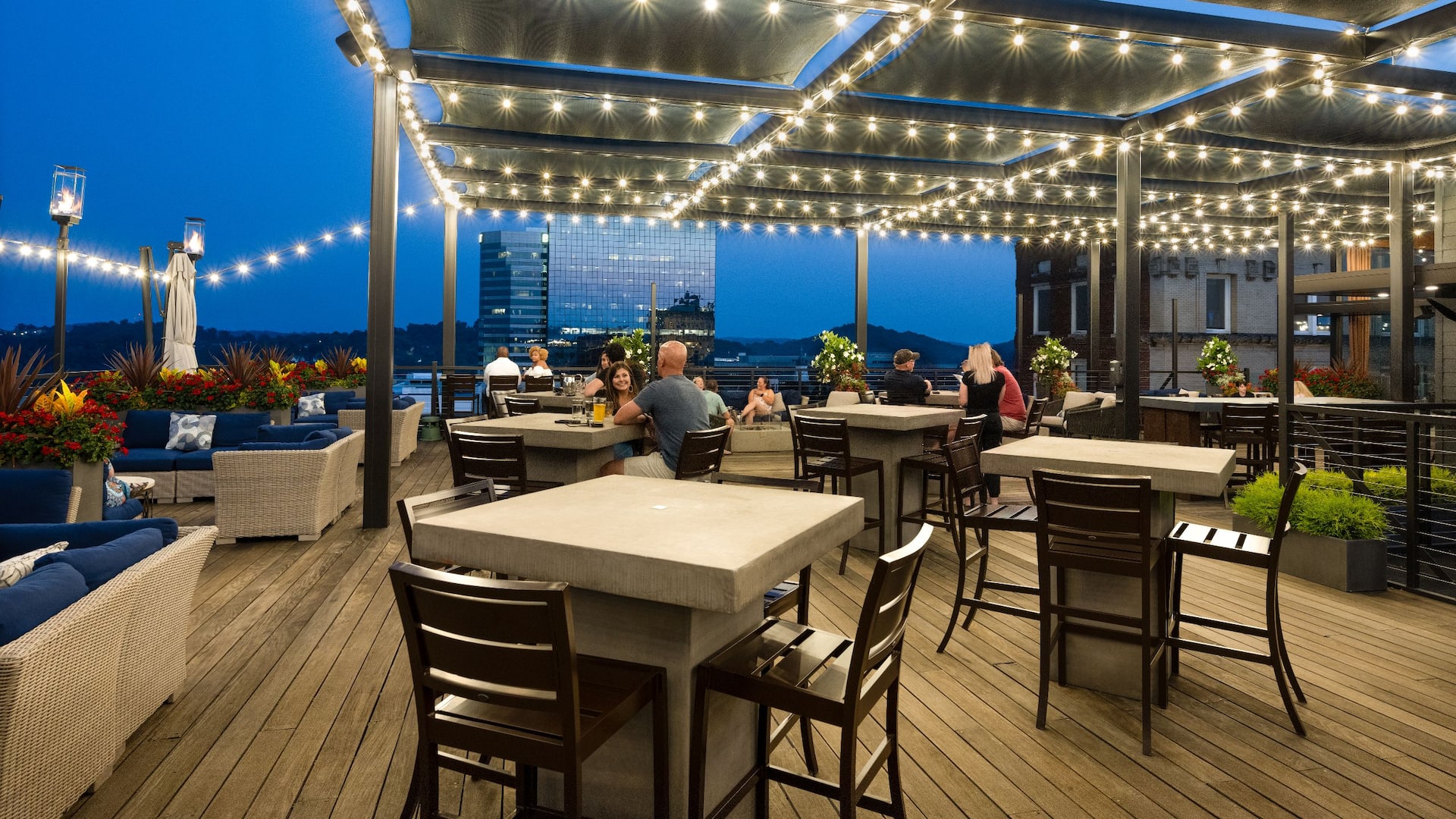 Hyatt Place Knoxville / Downtown Five Thirty Rooftop Bar Nighttime