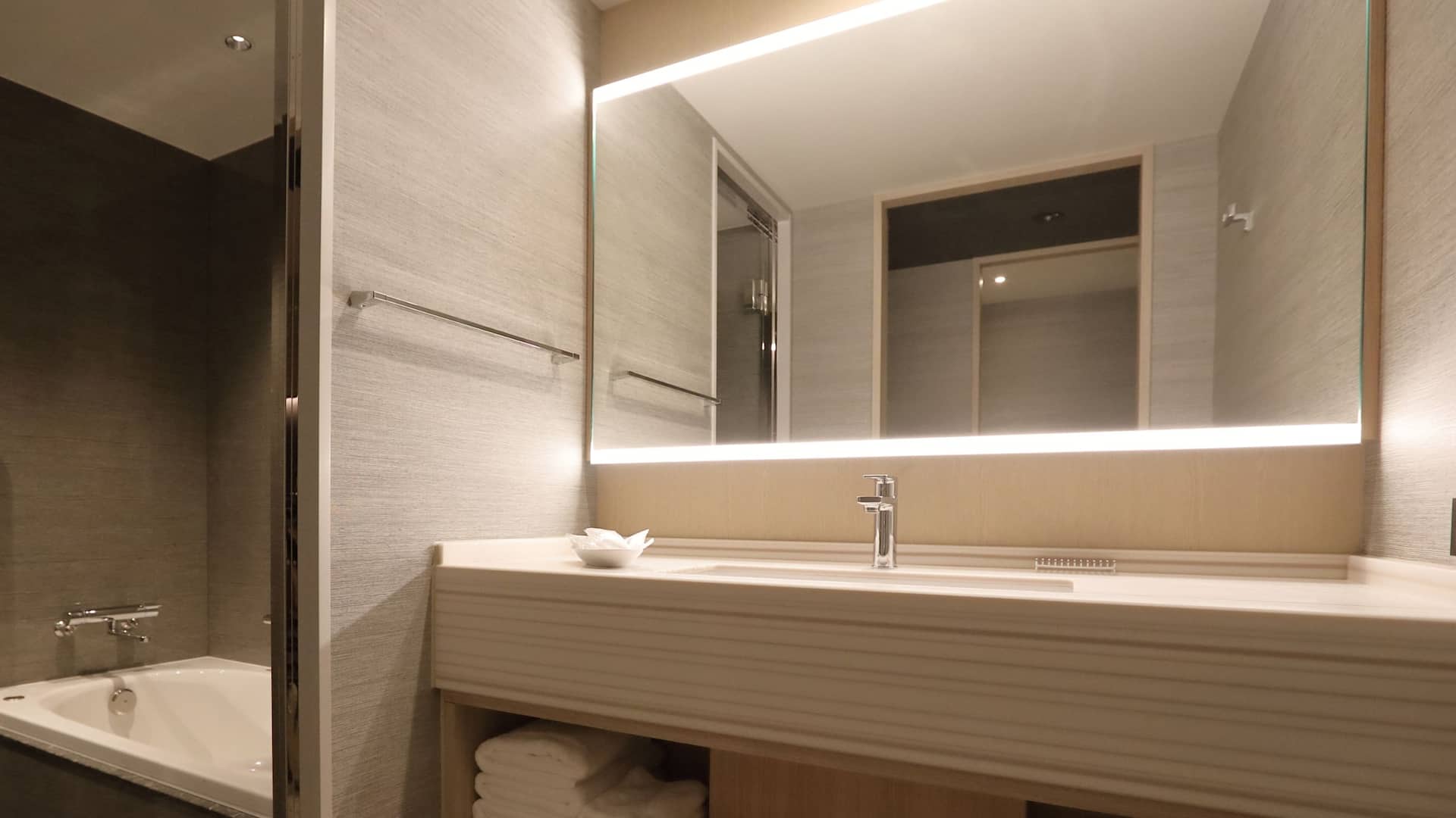 3 de 4 Hyatt Place Kyoto Annex Guest Bathroom