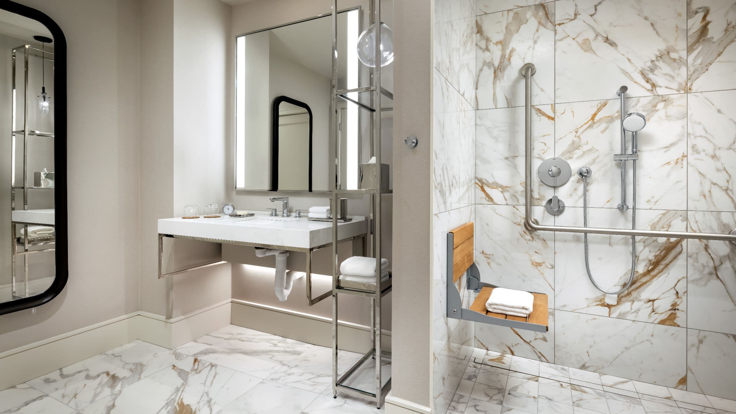 2 de 2 Park Hyatt Toronto Accessible King Bathroom