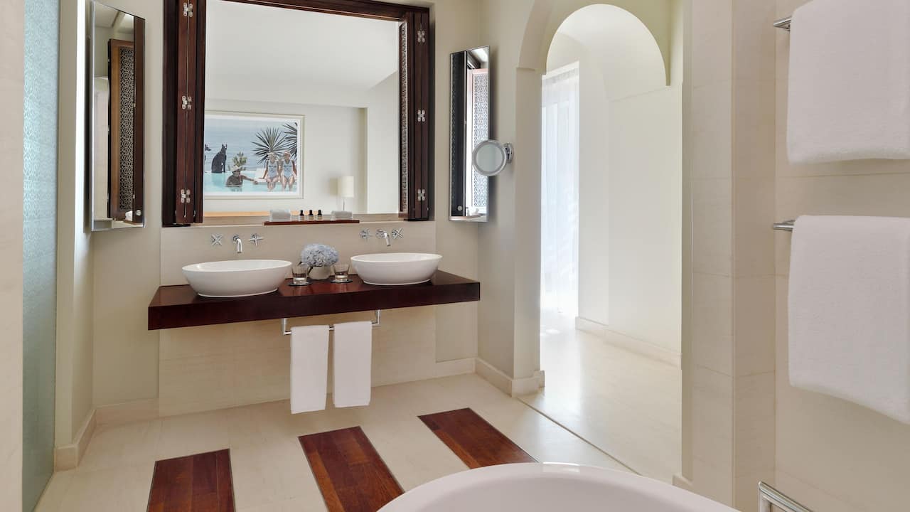 Lagoon Beach Suite Bathroom