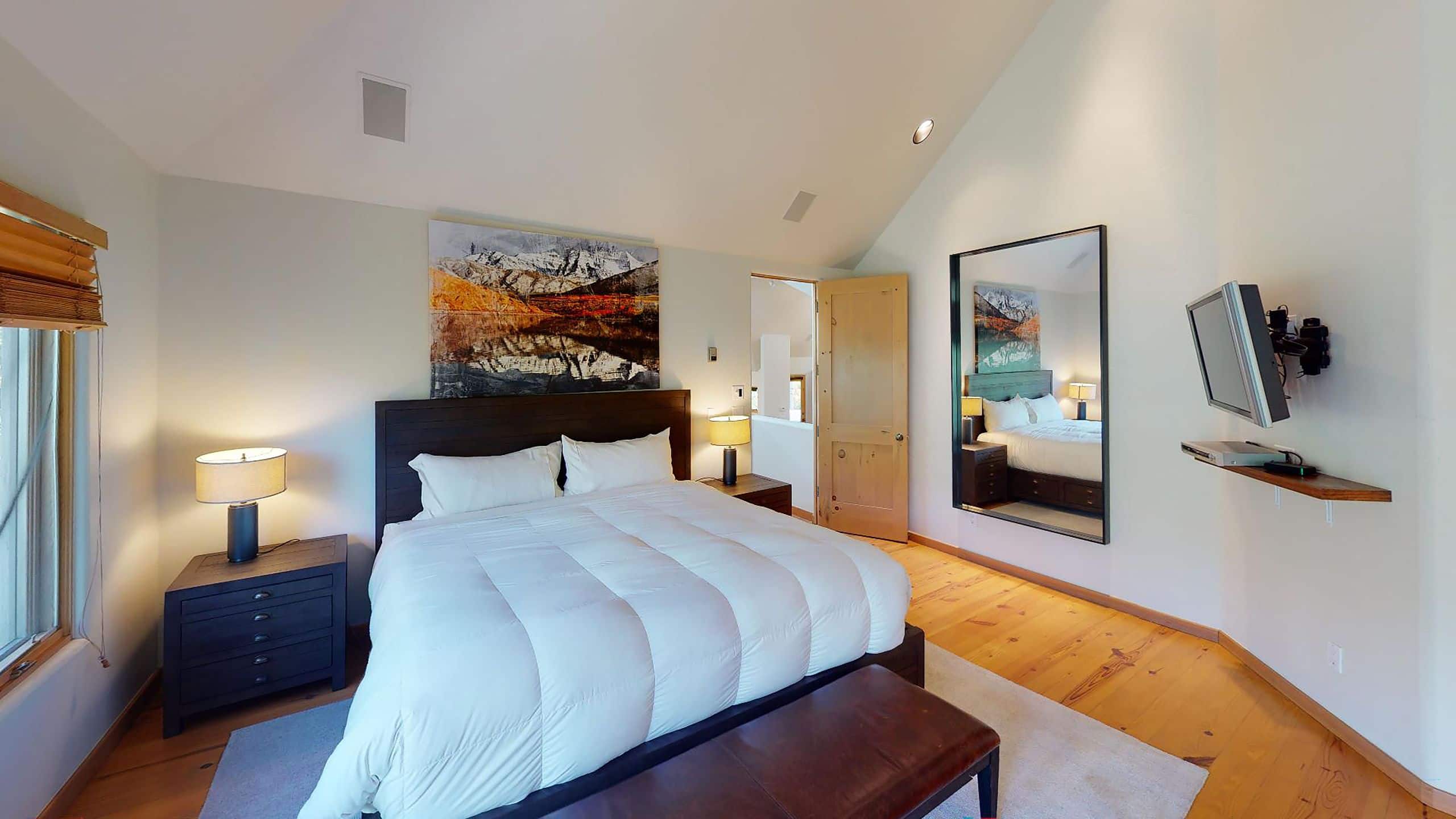 4 de 8 Vail Residences at Cascade Village Fox Trail Master Bedroom