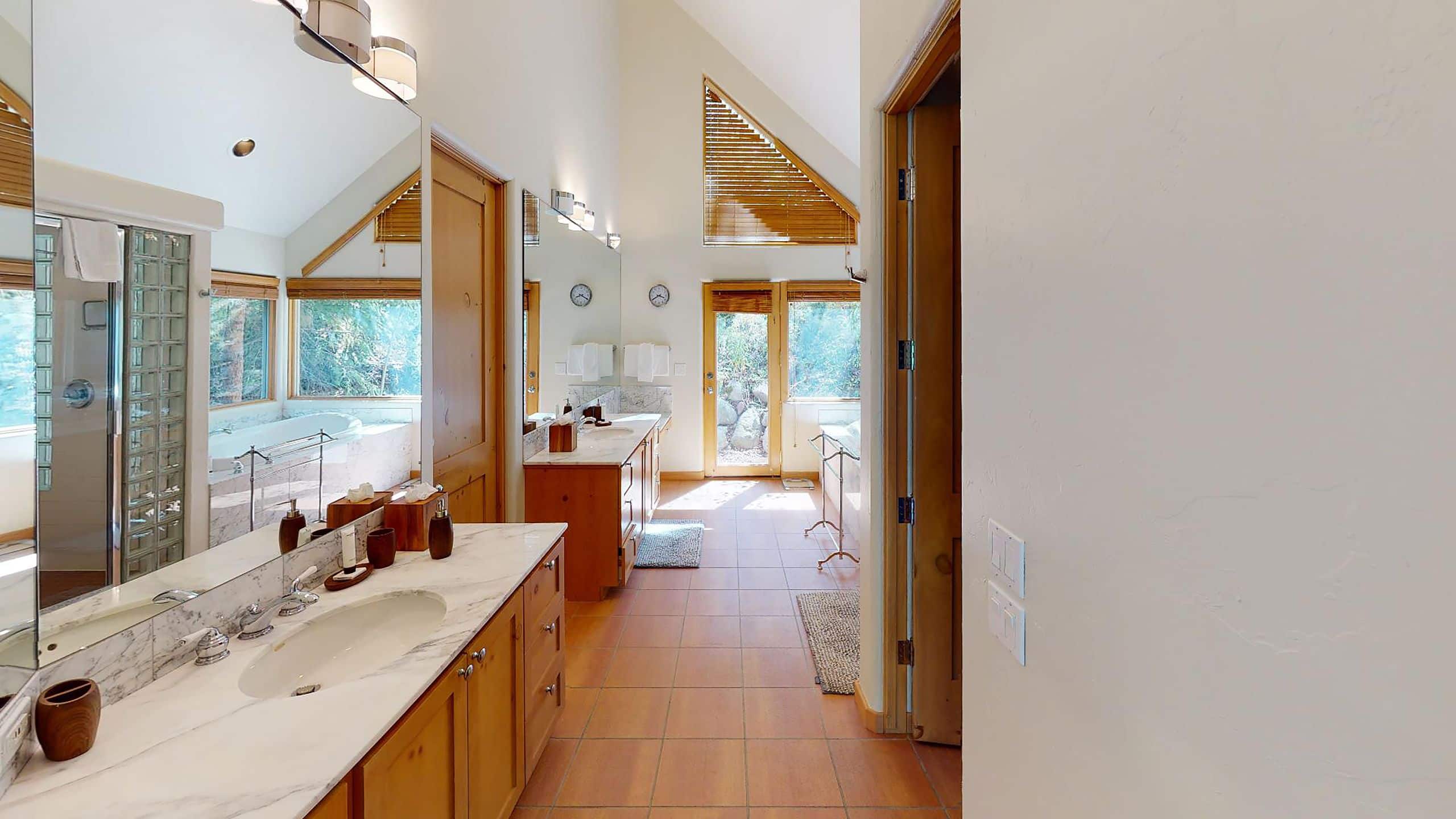 5 de 8 Vail Residences at Cascade Village Fox Trail Master Bathroom