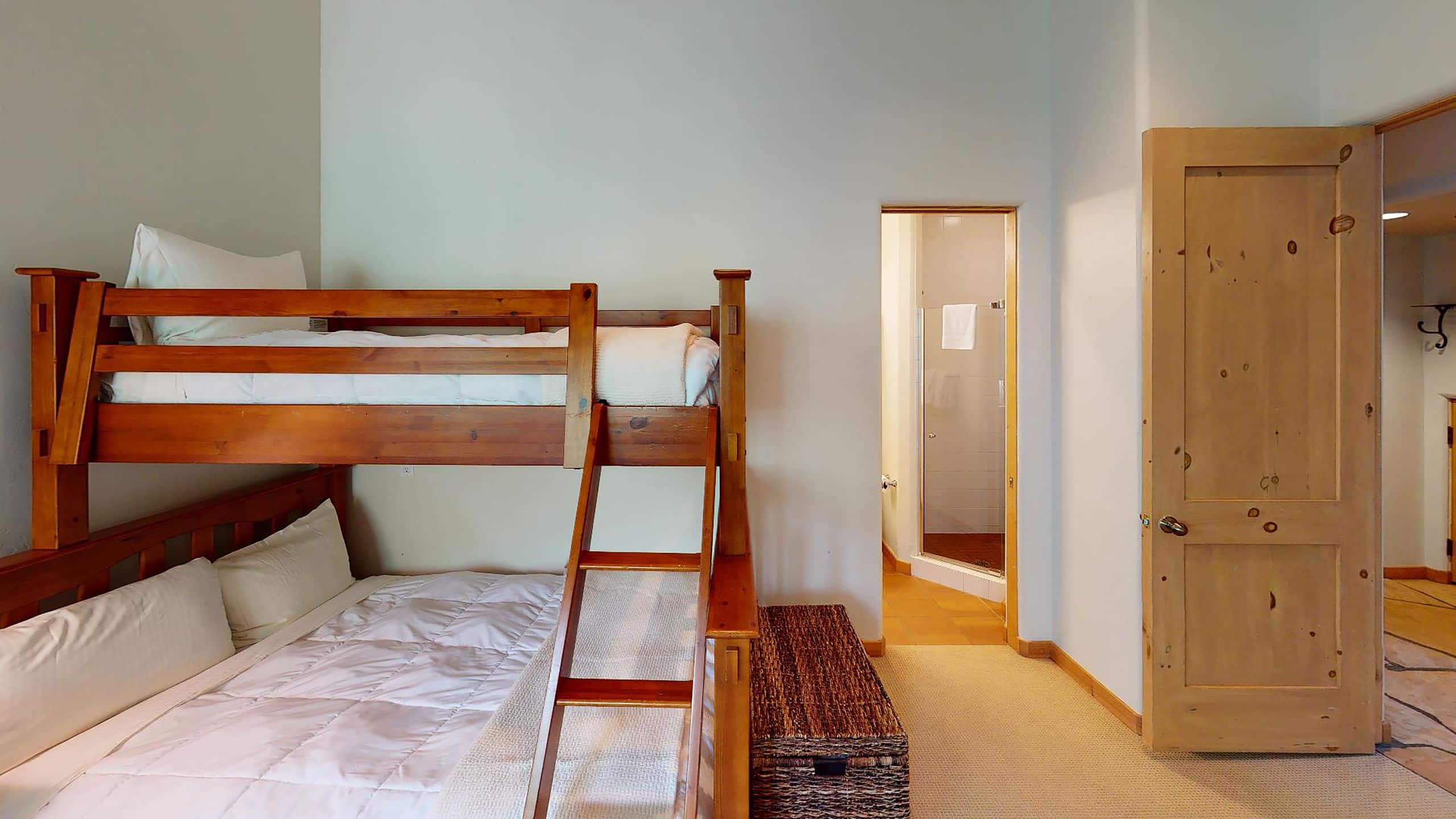 7 de 8 Vail Residences at Cascade Village Fox Trail Captains Bunk Bed