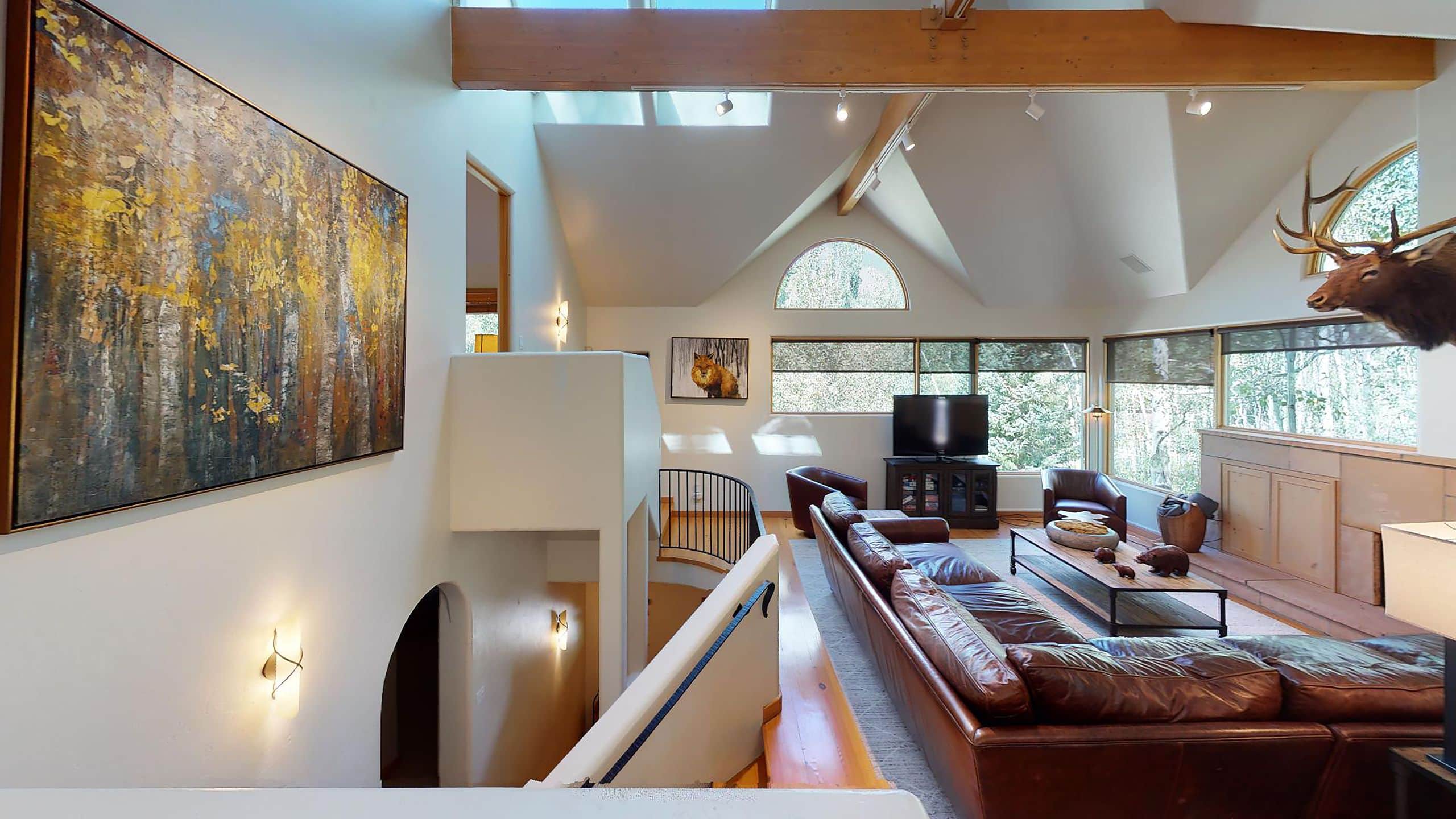 1 de 8 Vail Residences at Cascade Village Fox Trail Living Room