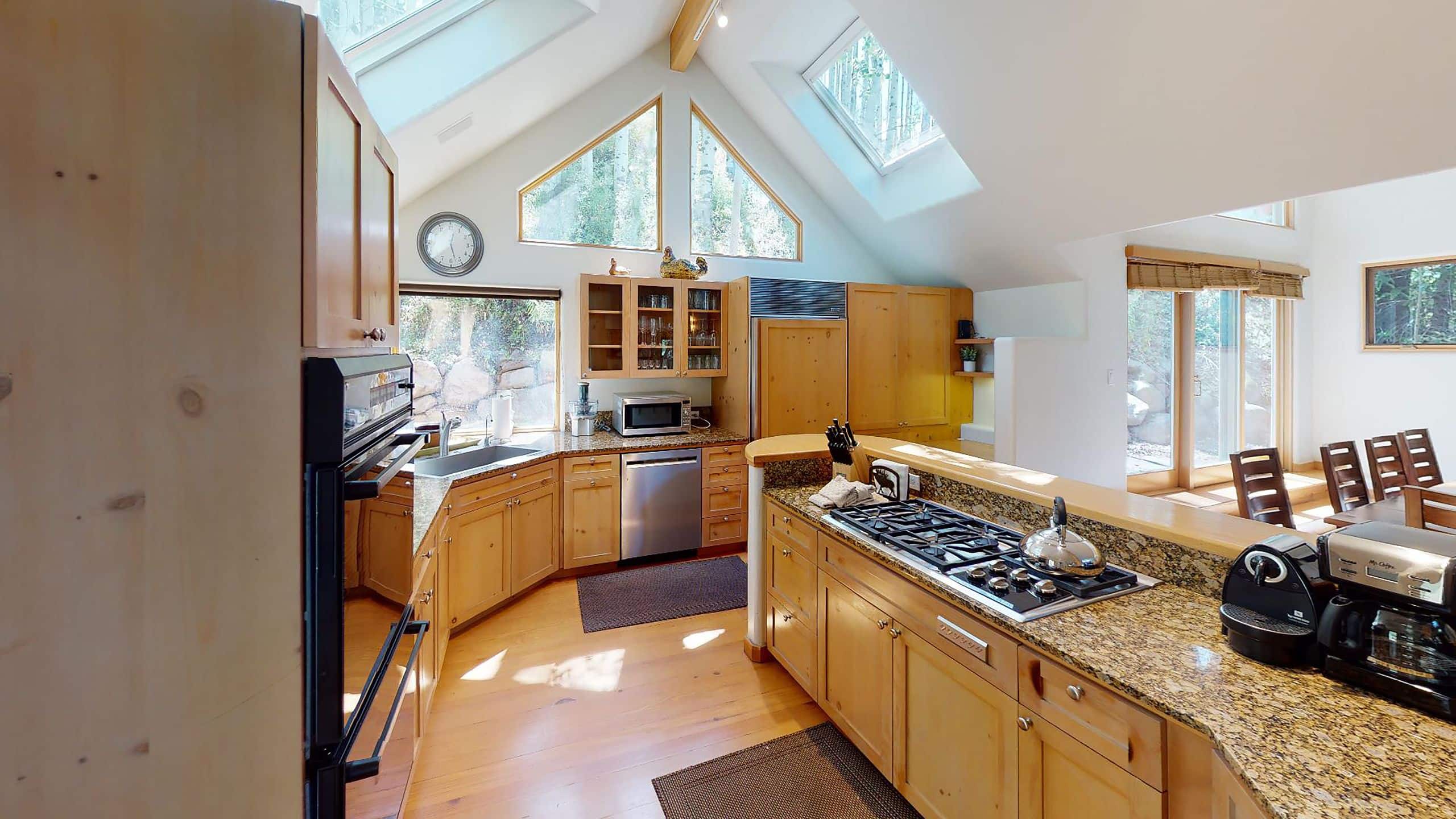 2 de 8 Vail Residences at Cascade Village Fox Trail Kitchen Area