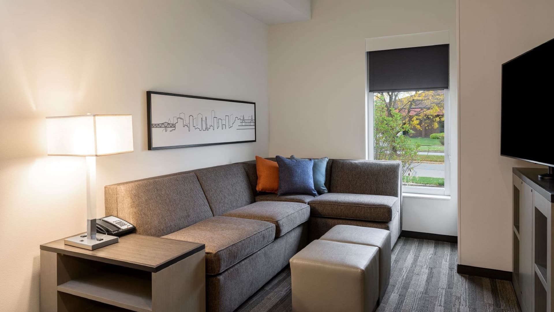 3 de 4 Hyatt House Louisville - East Living Room