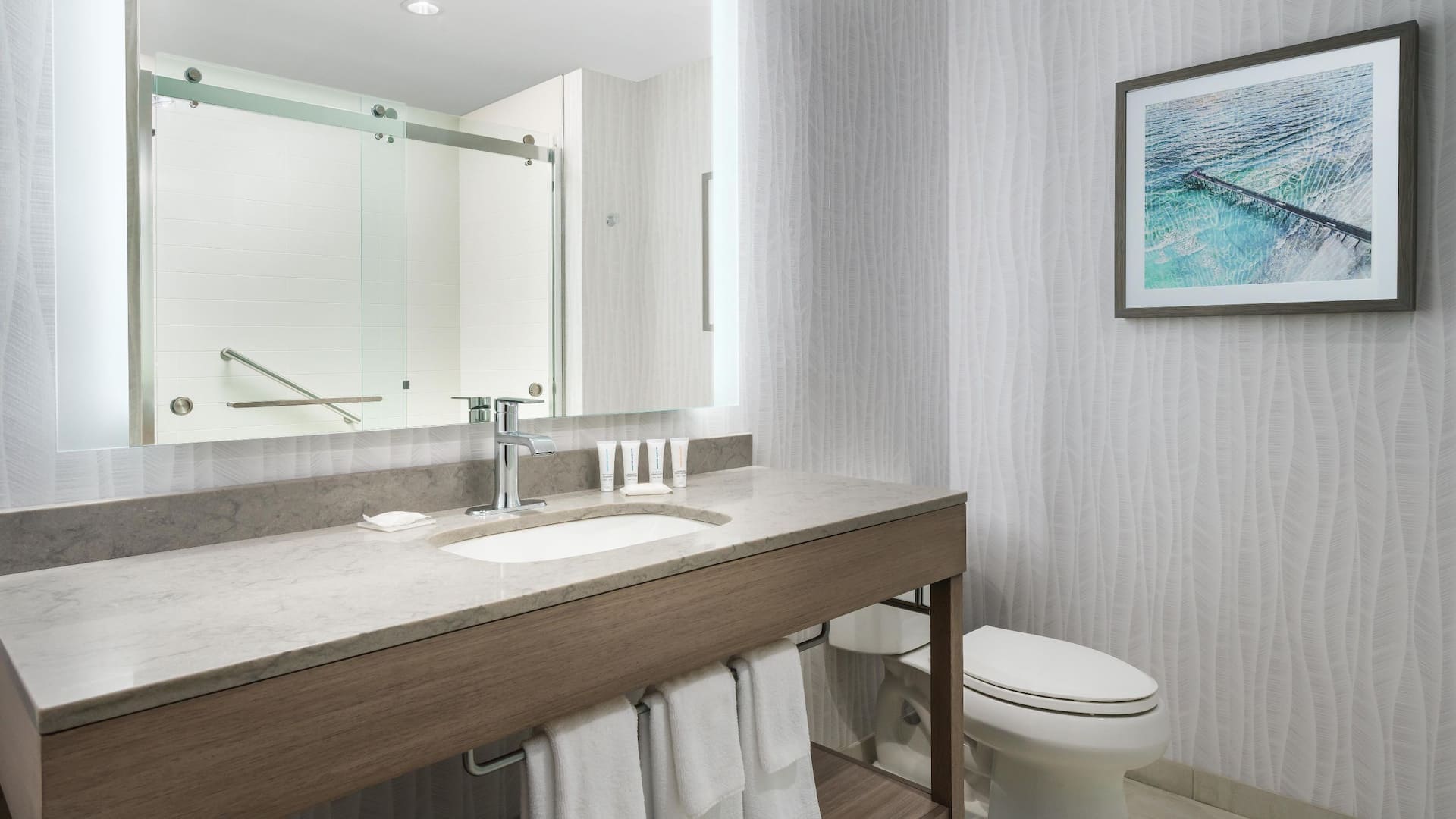4 de 8 Hyatt Place Panama City Beach / Beachfront Bathroom