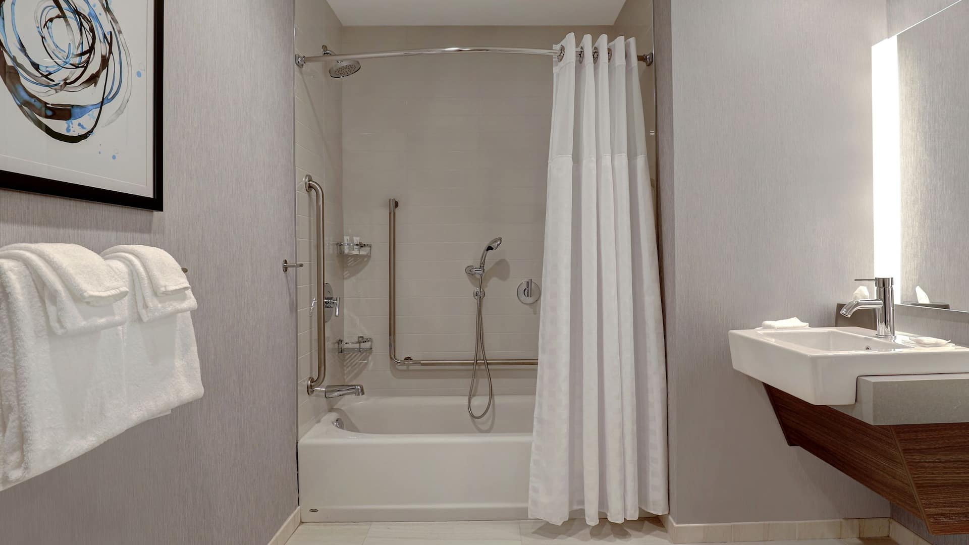 3 de 4 Hyatt Place Ottawa - West Guestroom Accessible Bathtub