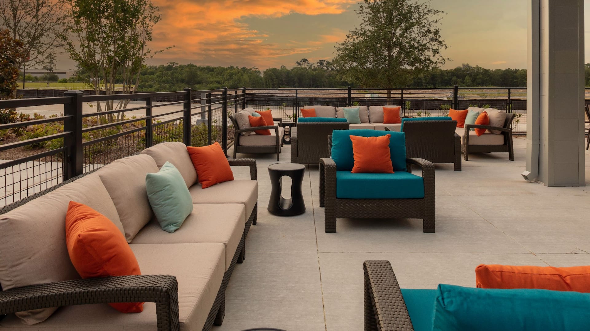 Hyatt House The Woodlands / Shenandoah Evening Patio