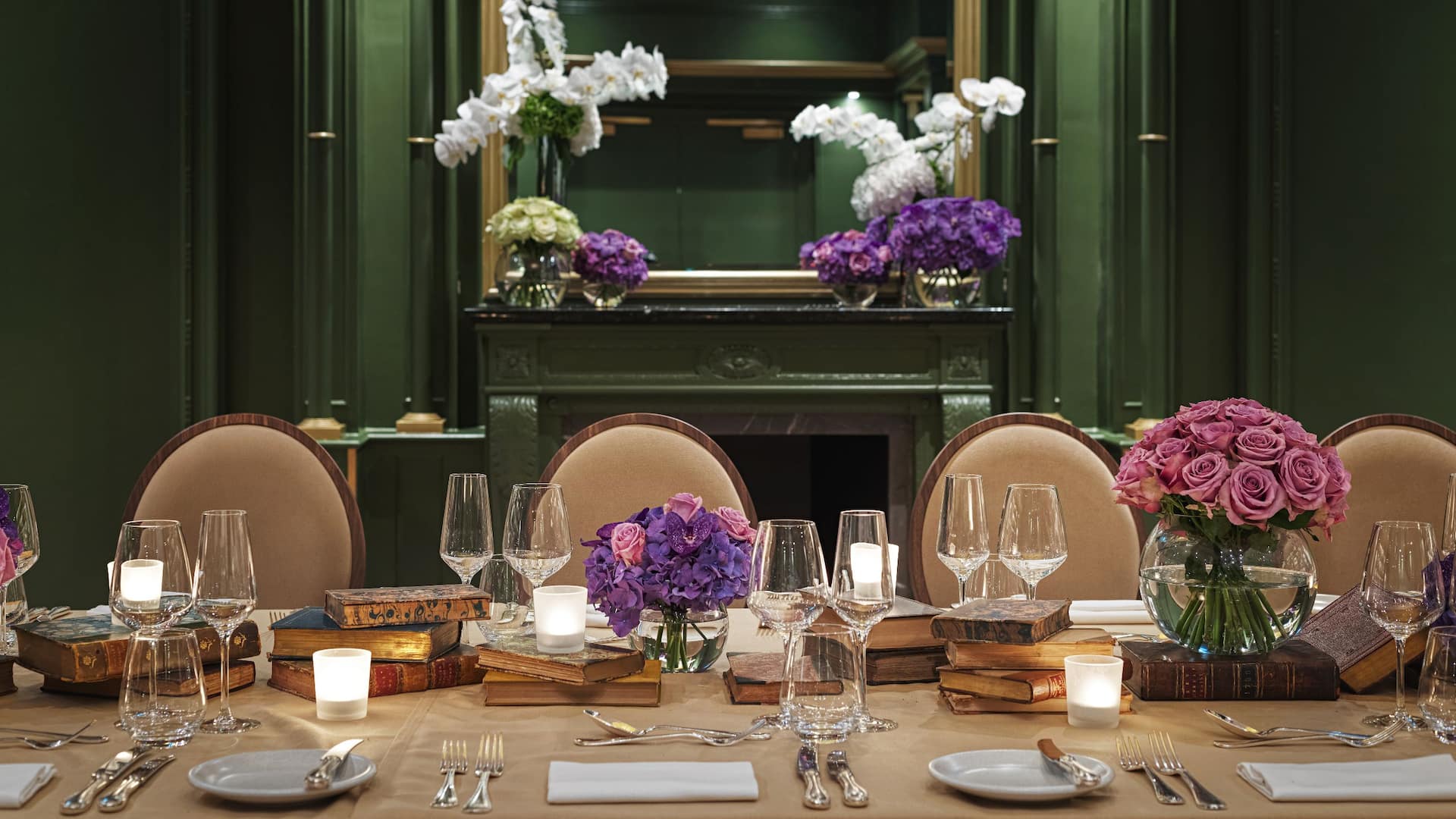 Hyatt Regency London - The Churchill Library Books Details