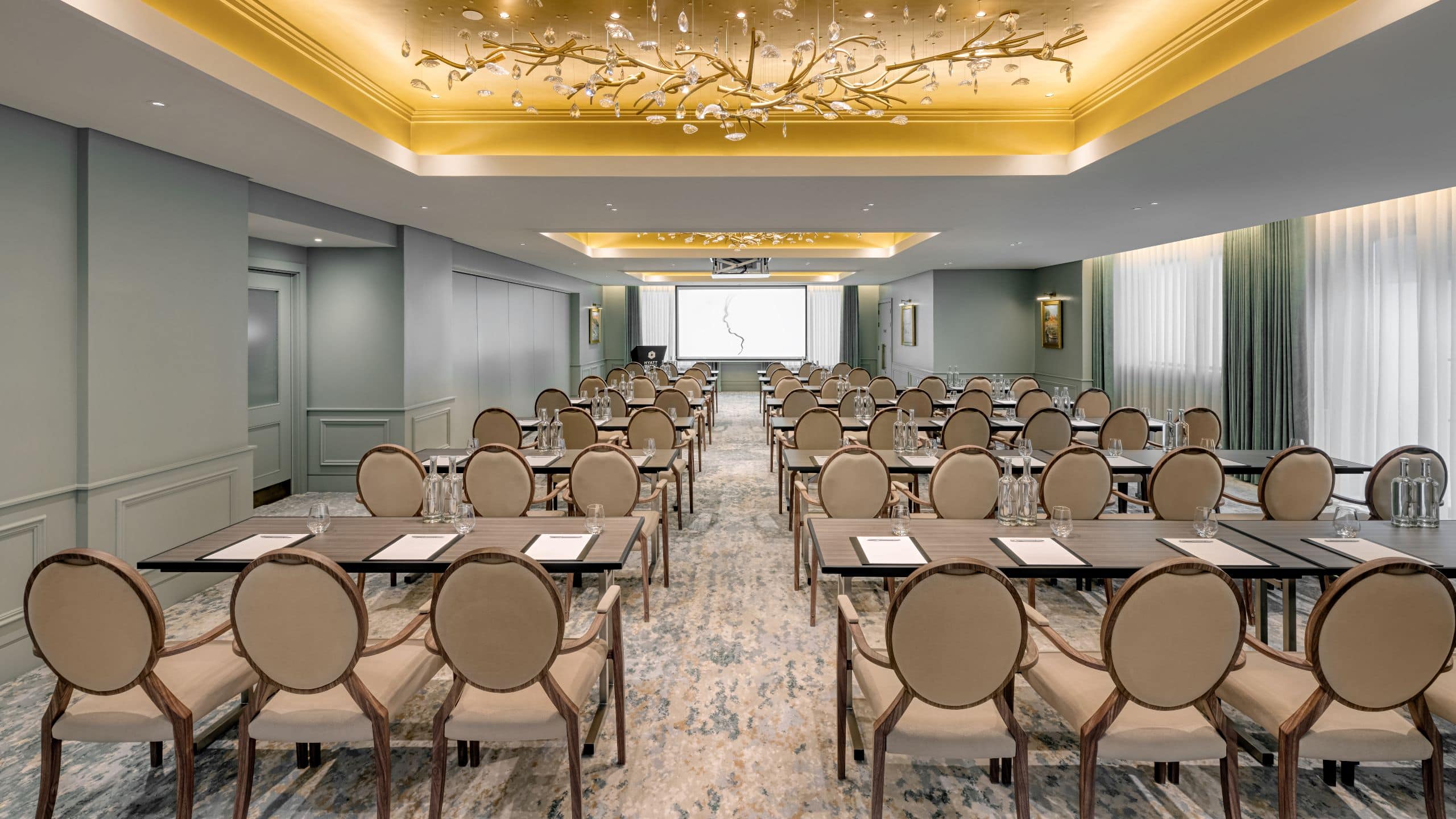 Hyatt Regency London - The Churchill Gallery Cabaret Classroom Setup With Screen