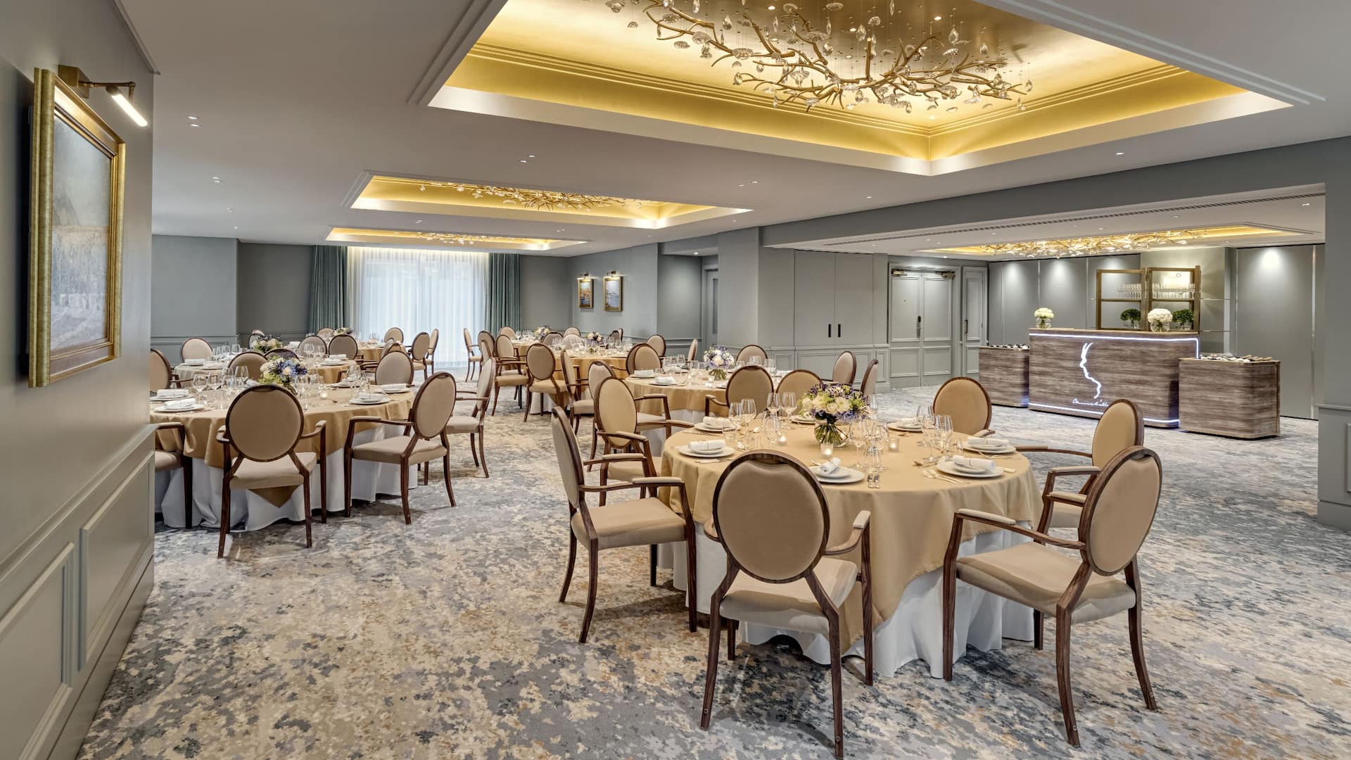 Hyatt Regency London - The Churchill Gallery Dinner And Bar Setup