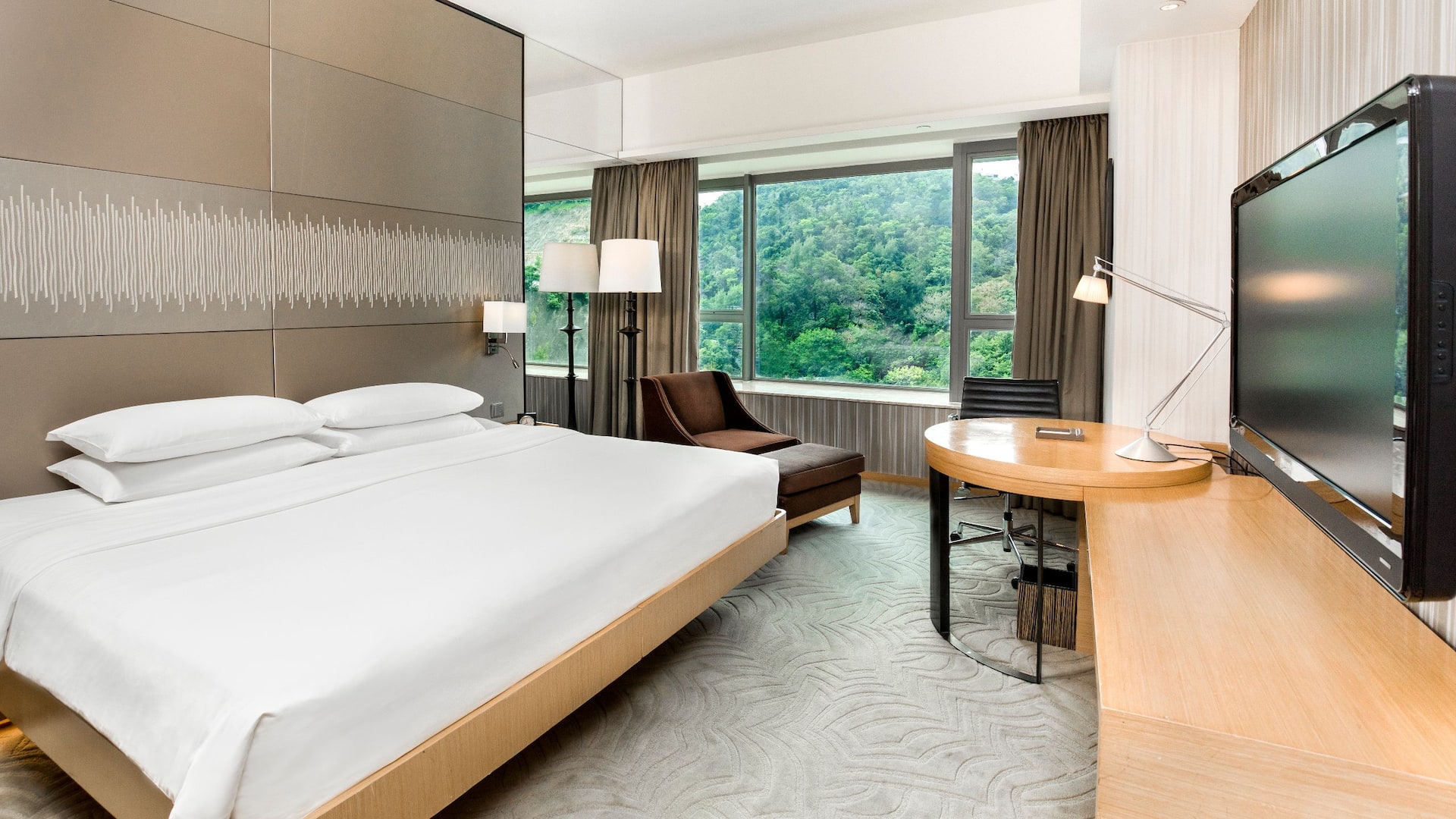 1/1 Hyatt Regency Hong Kong, Sha Tin Mountain View King Room with Table