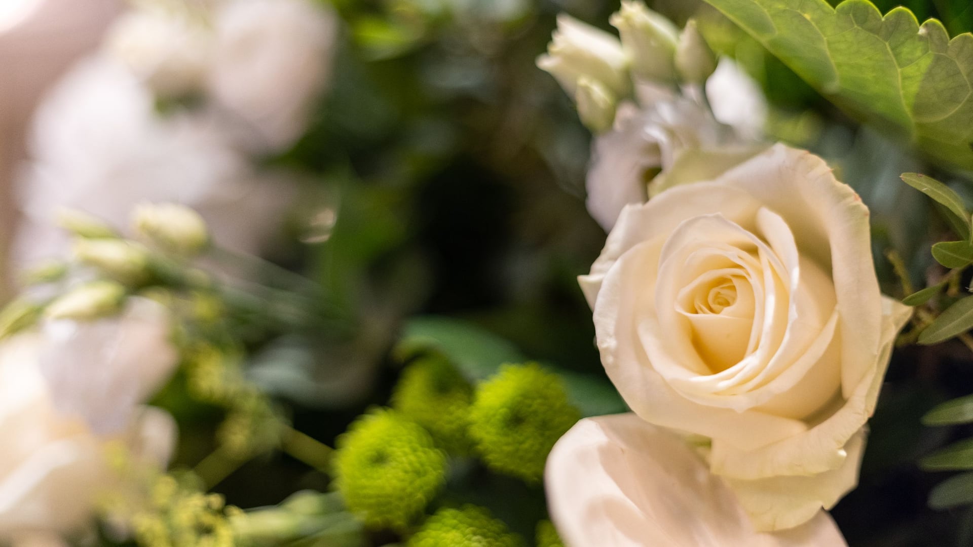 2 of 3 Hyatt Regency London - The Churchill Flowers Detail