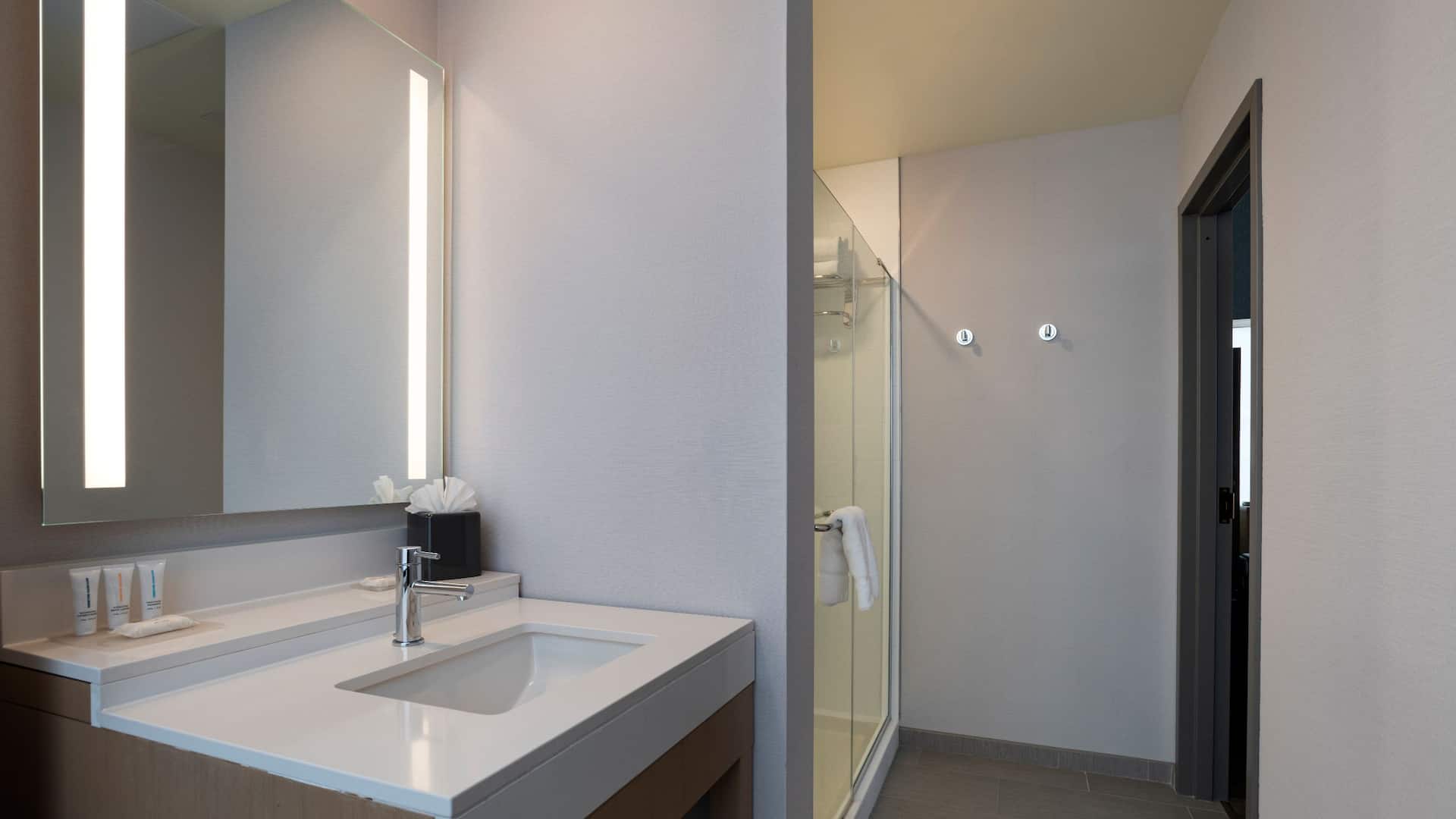 2 de 2 Hyatt Place Tulsa / Downtown Specialty Bathroom