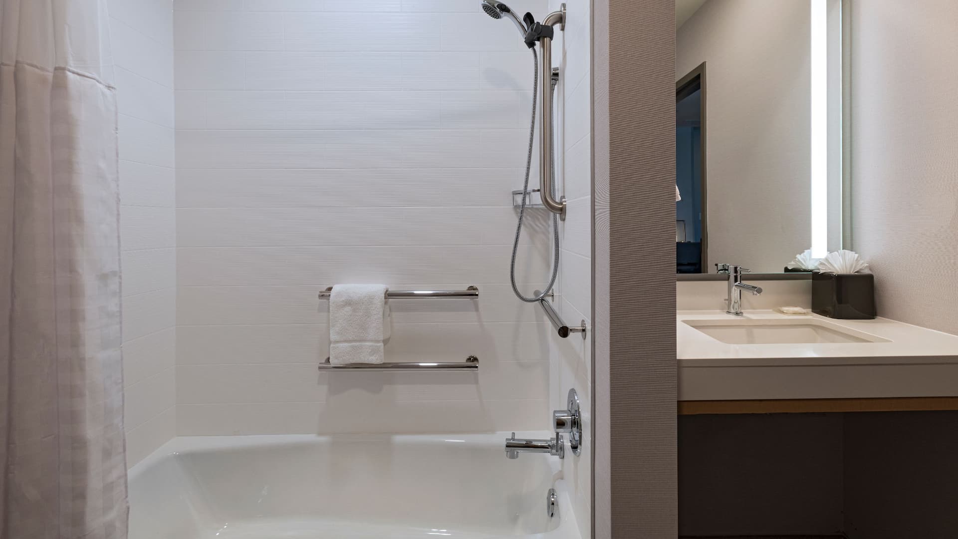 3 de 3 Hyatt Place Tulsa / Downtown ADA Bathroom Tub