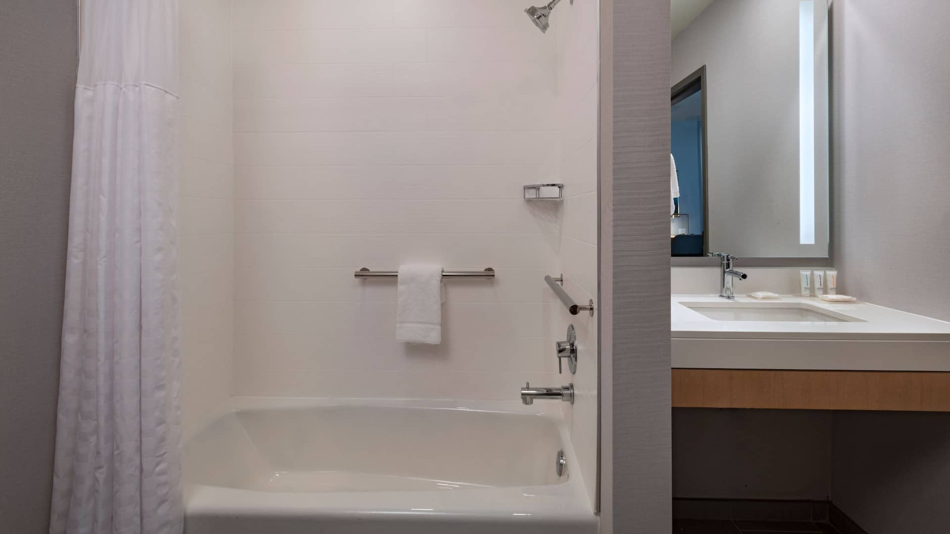 2 de 2 Hyatt Place Tulsa / Downtown ADA Bathroom Tub