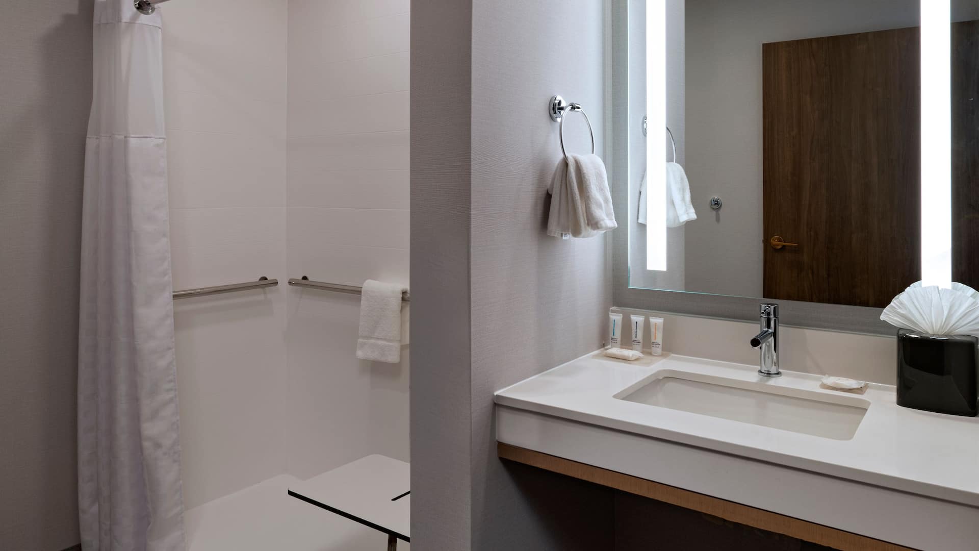 3 de 3 Hyatt Place Tulsa / Downtown ADA King Bathroom Roll In Shower