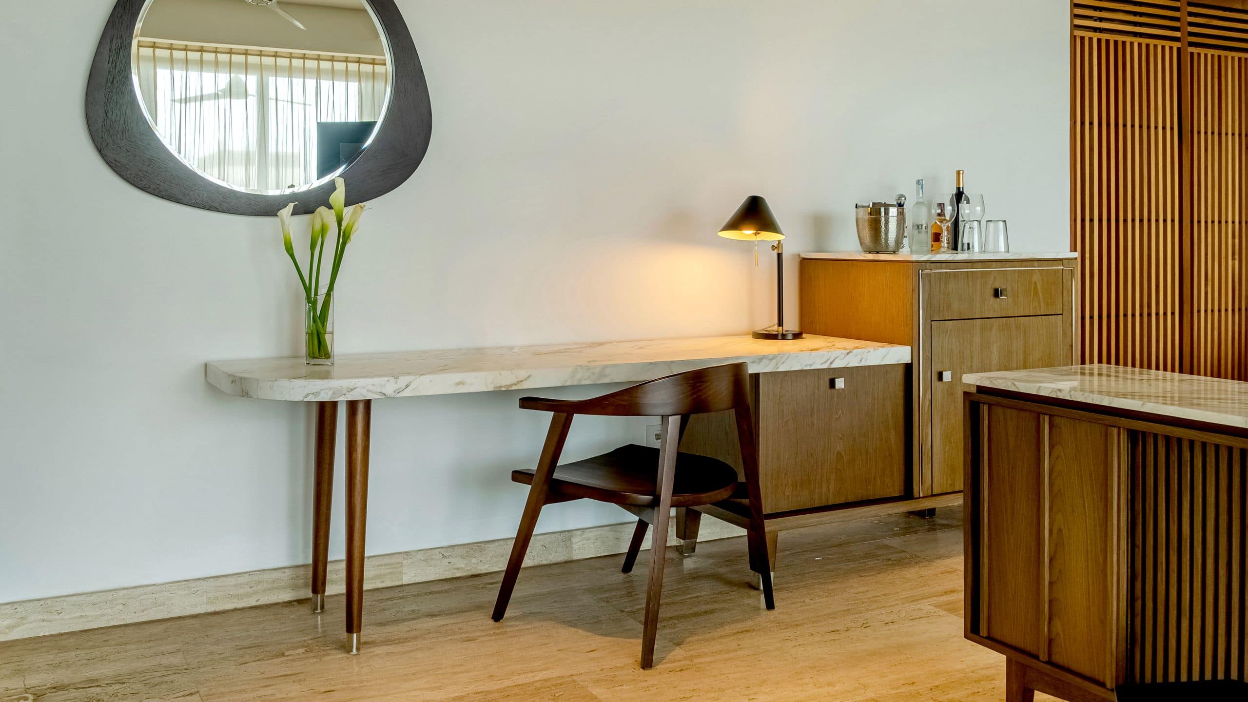 3 de 8 Thompson Playa del Carmen Main House Calle And Quinta Suite Desk