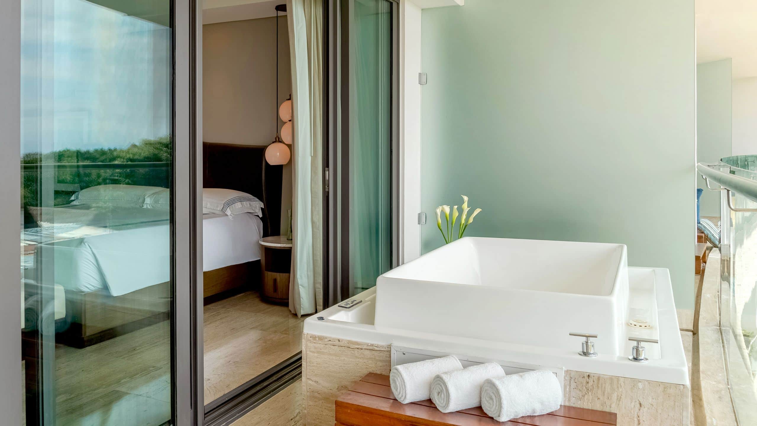 4 de 8 Thompson Playa del Carmen Main House Whirlpool Tub Balcony And Room