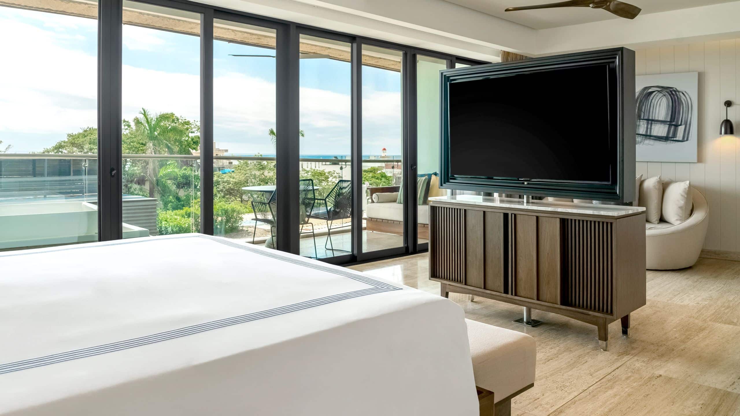 2 de 8 Thompson Playa del Carmen Main House Quinta Avenida Suite TV