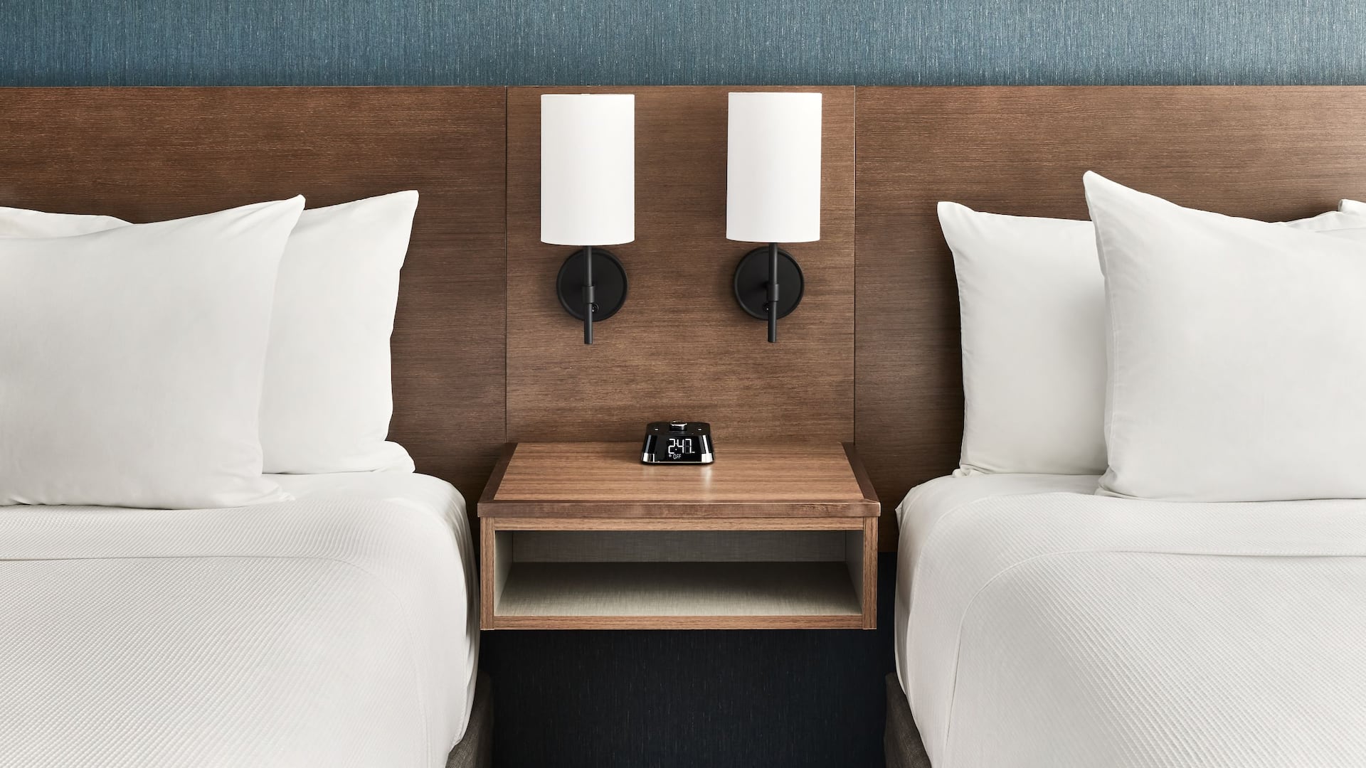 Hyatt Place Phoenix / Downtown Double Beds Nightstand