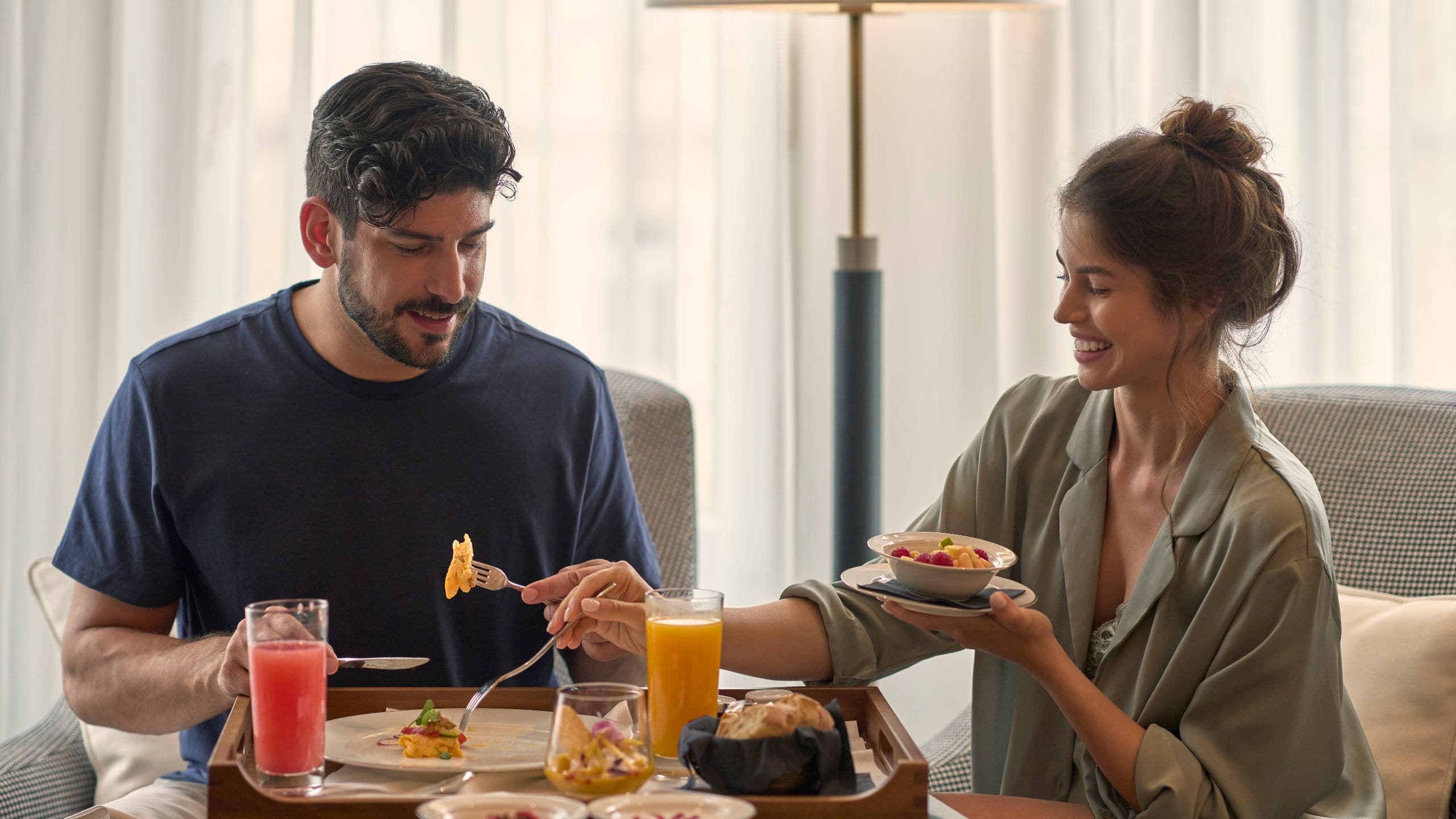 4/6 Párisi Udvar Hotel Budapest Couple Having Breakfast