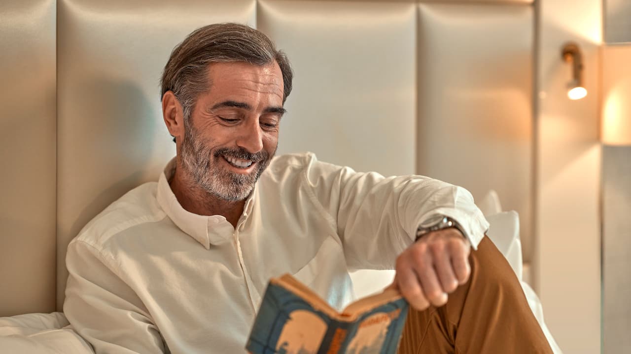 Parisi Udvar Hotel Budapest Man Reading In Bed
