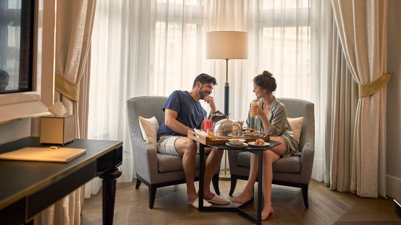 Parisi Udvar Hotel Budapest Couple Having Breakfast Room