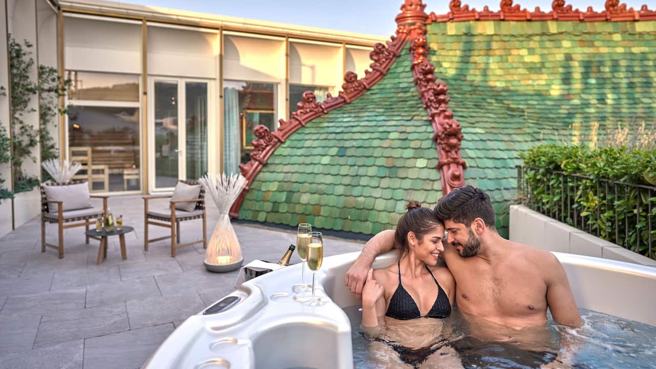 Parisi Udvar Hotel Budapest Couple Relaxing In Hot Tub