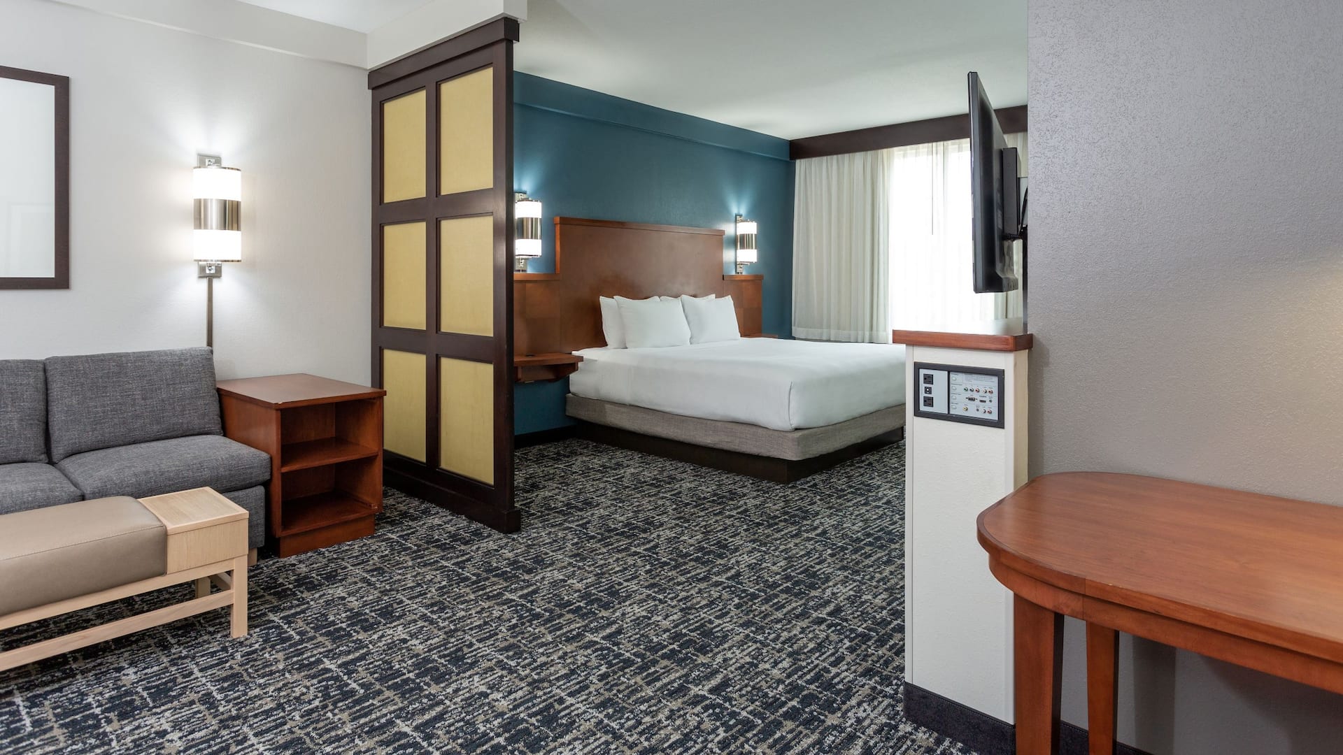 1/4 Hyatt Place Columbus-North King Guestroom