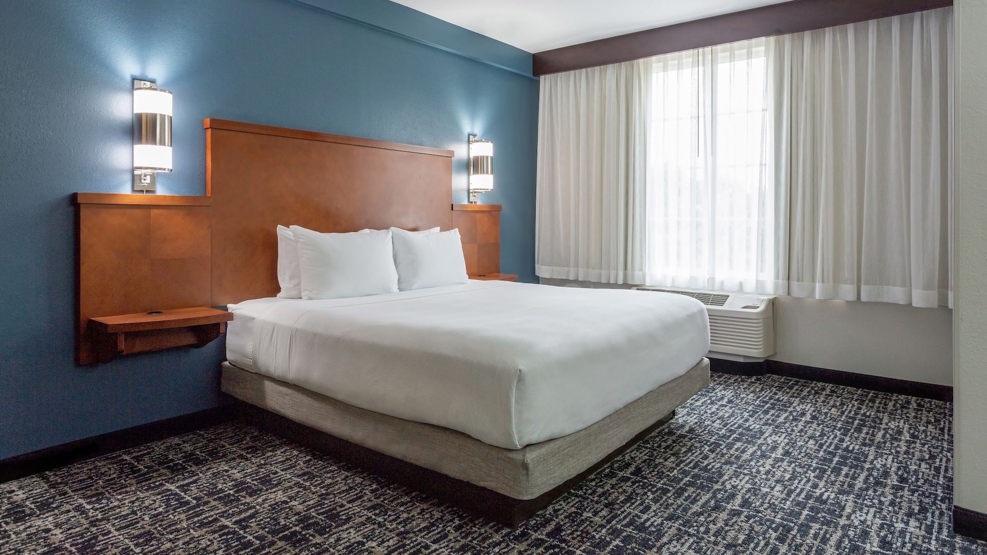 3/4 Hyatt Place Columbus-North King Guestroom Bed