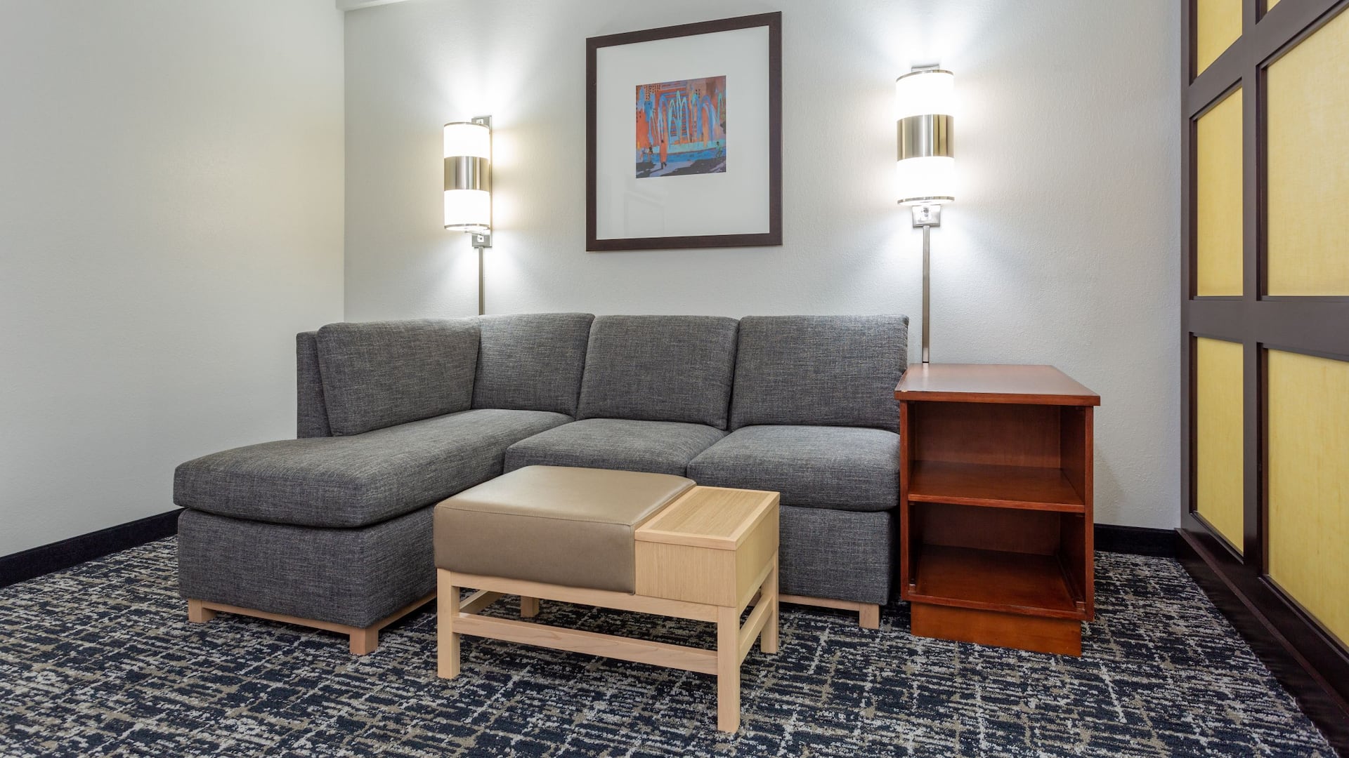 3/3 Hyatt Place Columbus-North Guestroom Cozy Corner Couch