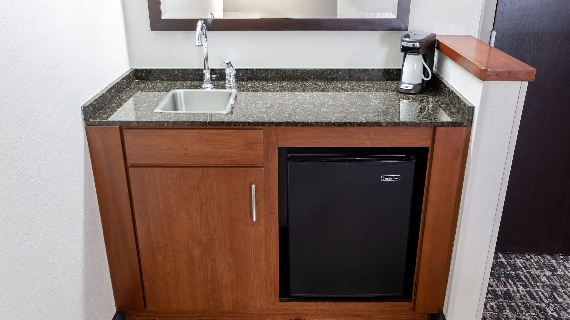 5/5 Hyatt Place Columbus-North Guestroom Wet Bar