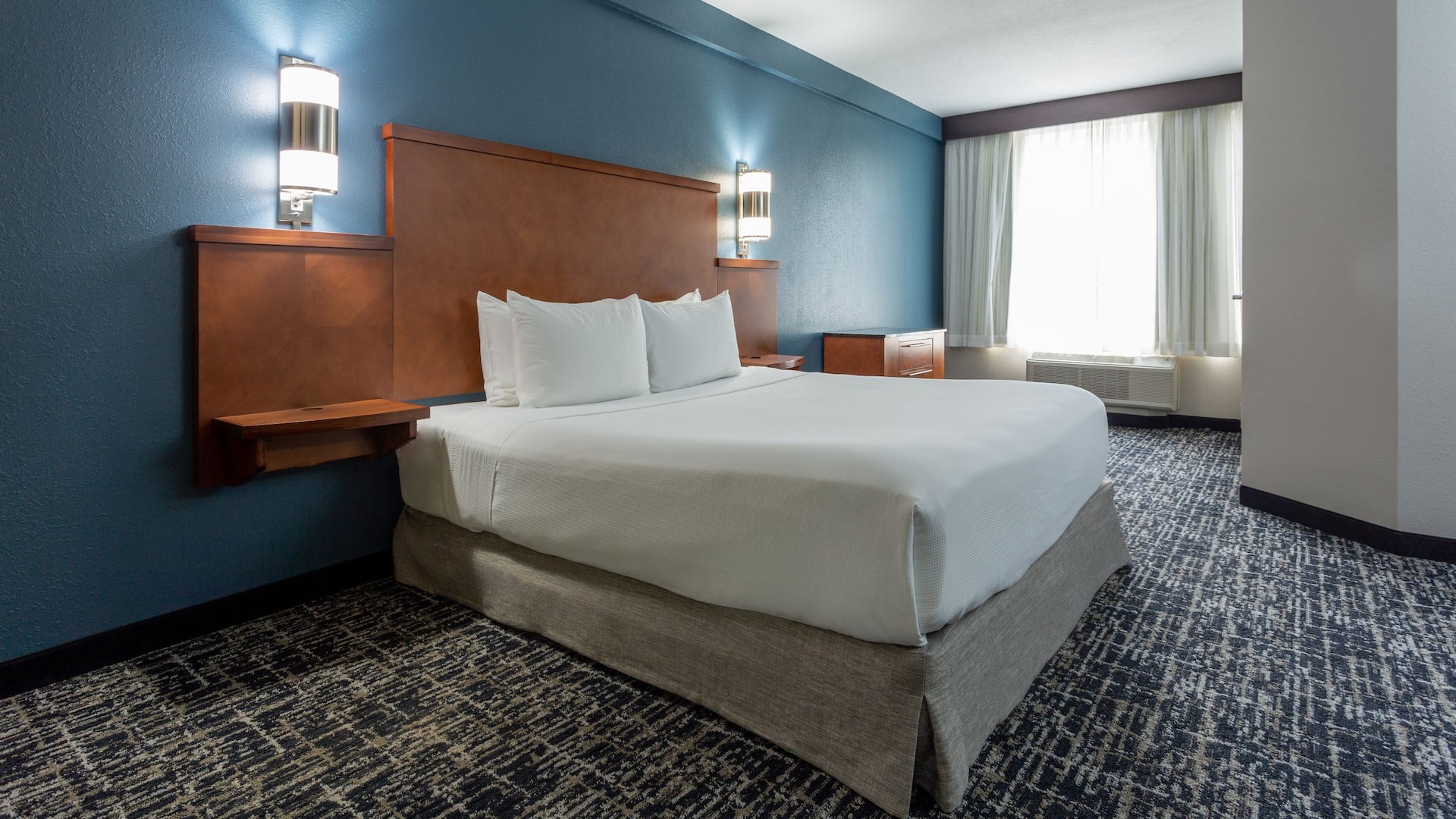 2/3 Hyatt Place Columbus-North King Accessible Guestroom Bed