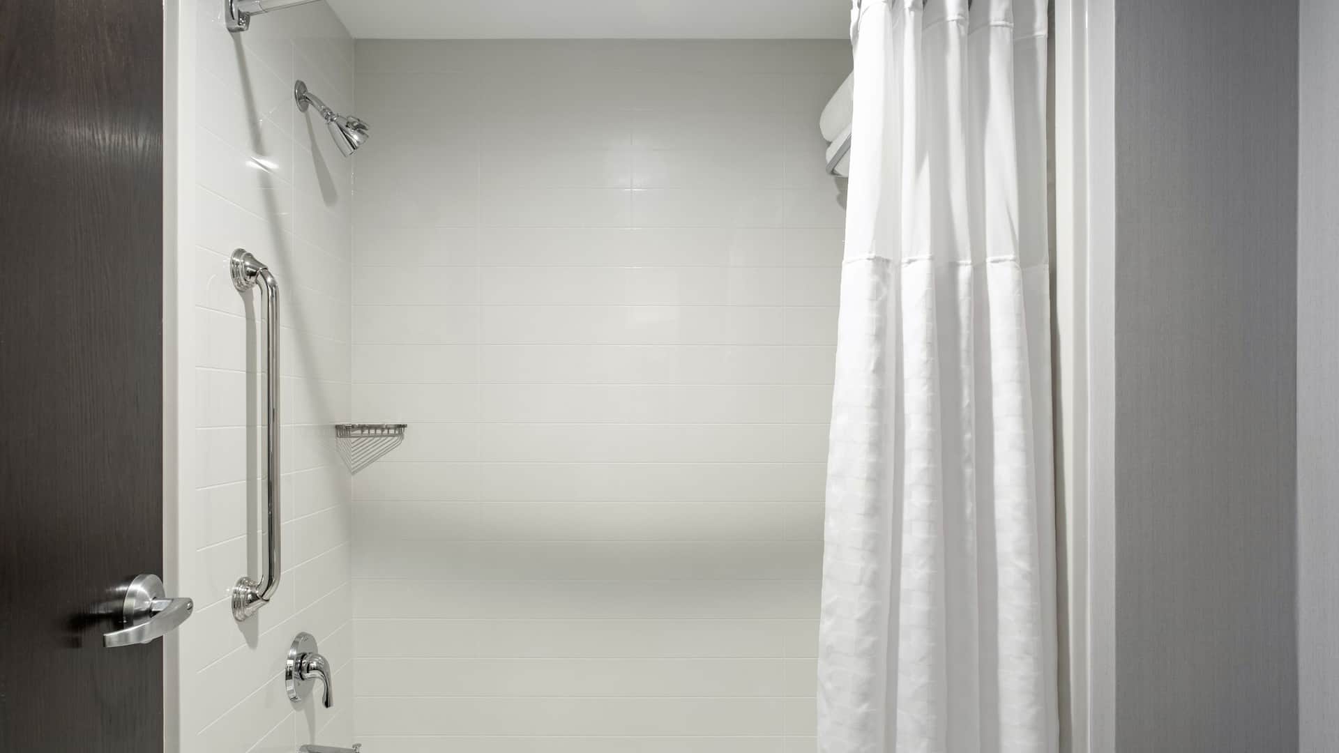 3/5 Hyatt Place Columbus-North Double Queen Bathroom Tub