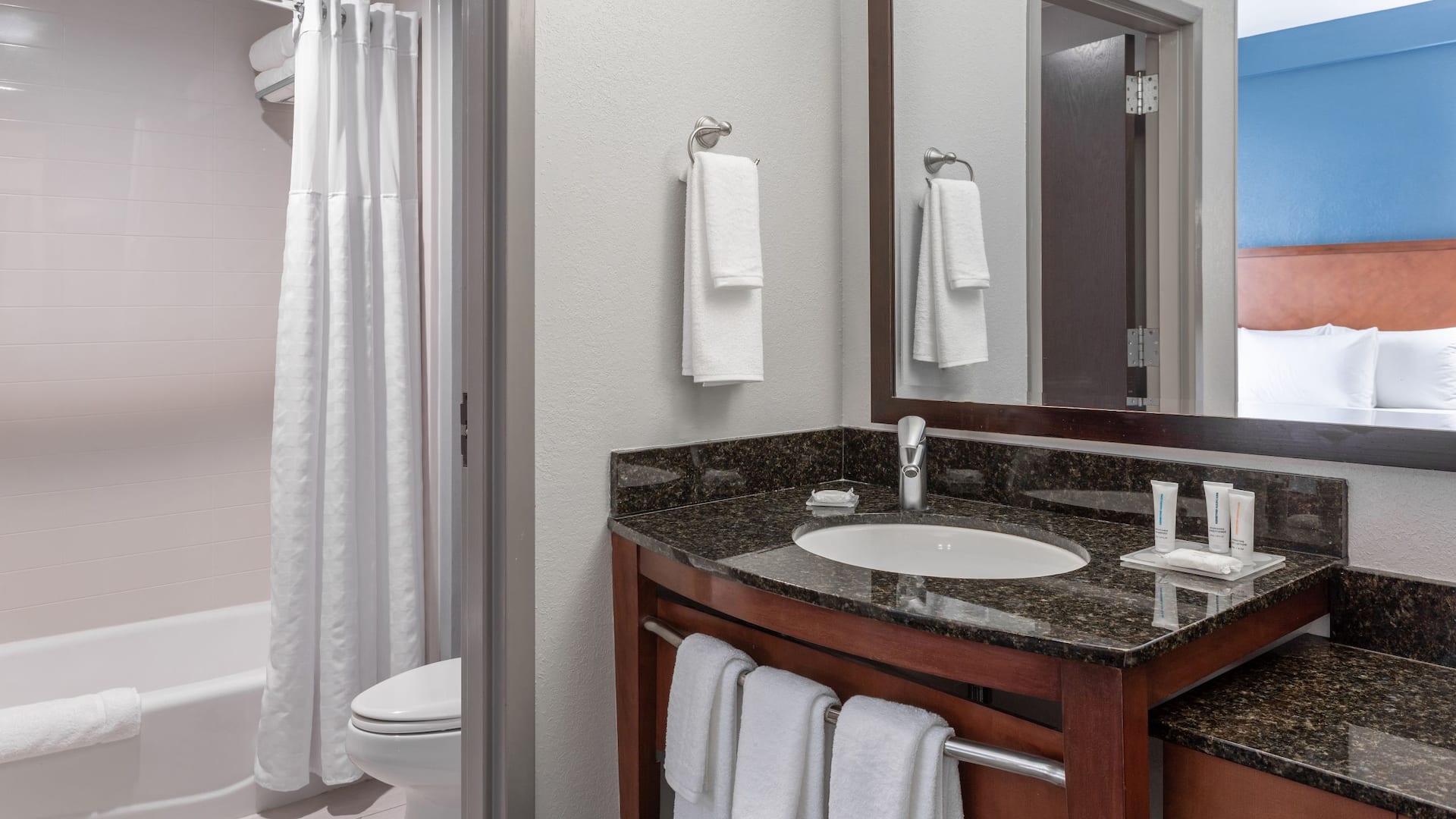 3/5 Hyatt Place Columbus-North Double Queen Bathroom Vanity
