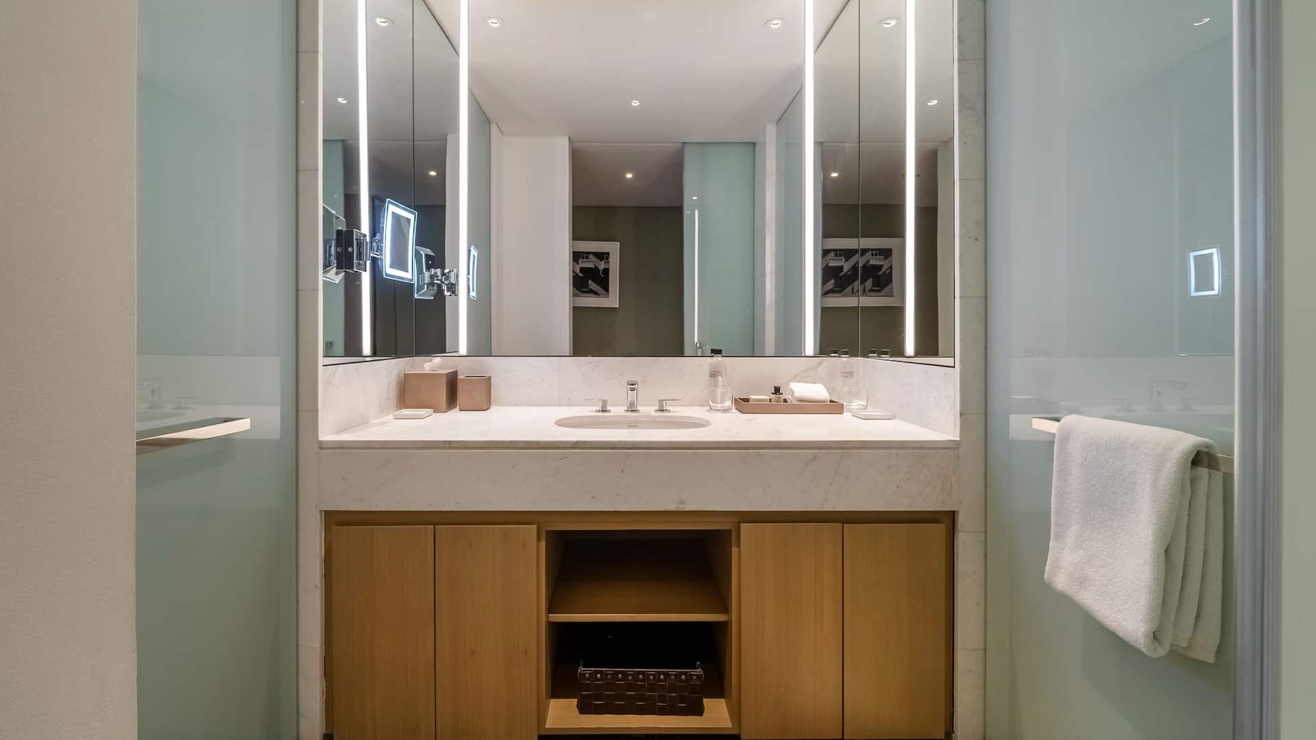 第 2，共 9 Grand Hyatt Bogotá Two Bedroom Suite Main Bathroom