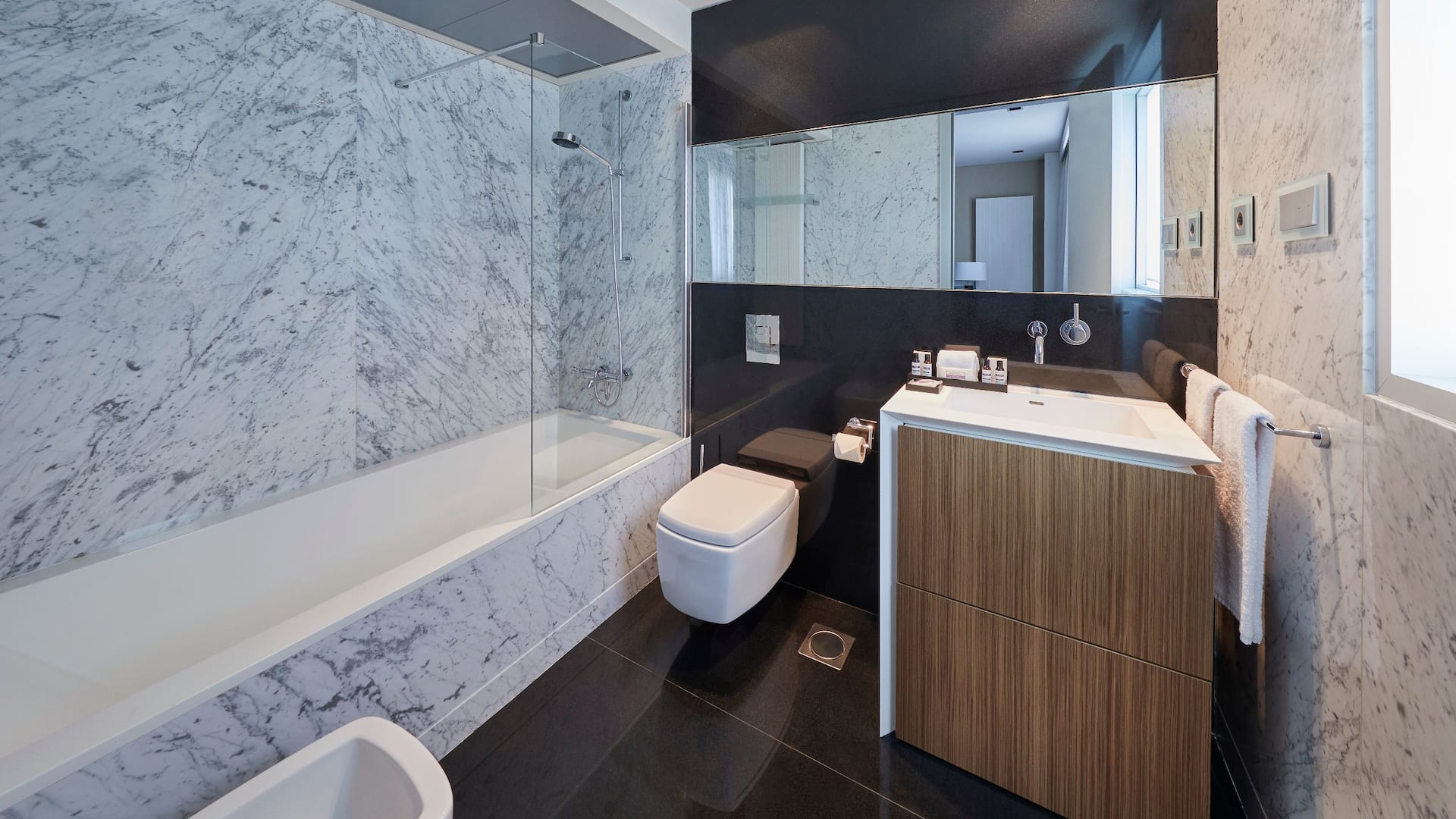 7/10 Hyatt Regency Madrid Residences Residence Bathroom Bathtub