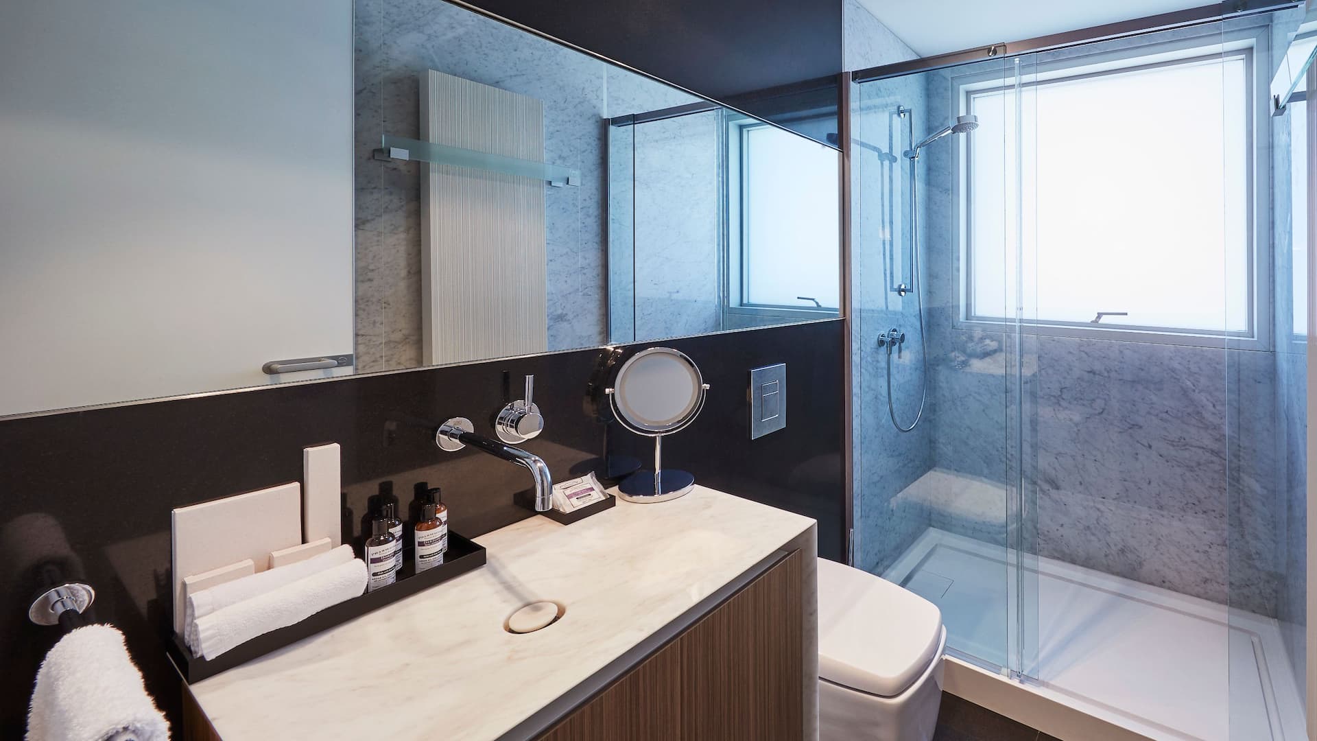 2/5 Hyatt Regency Madrid Residences Residence Bathroom