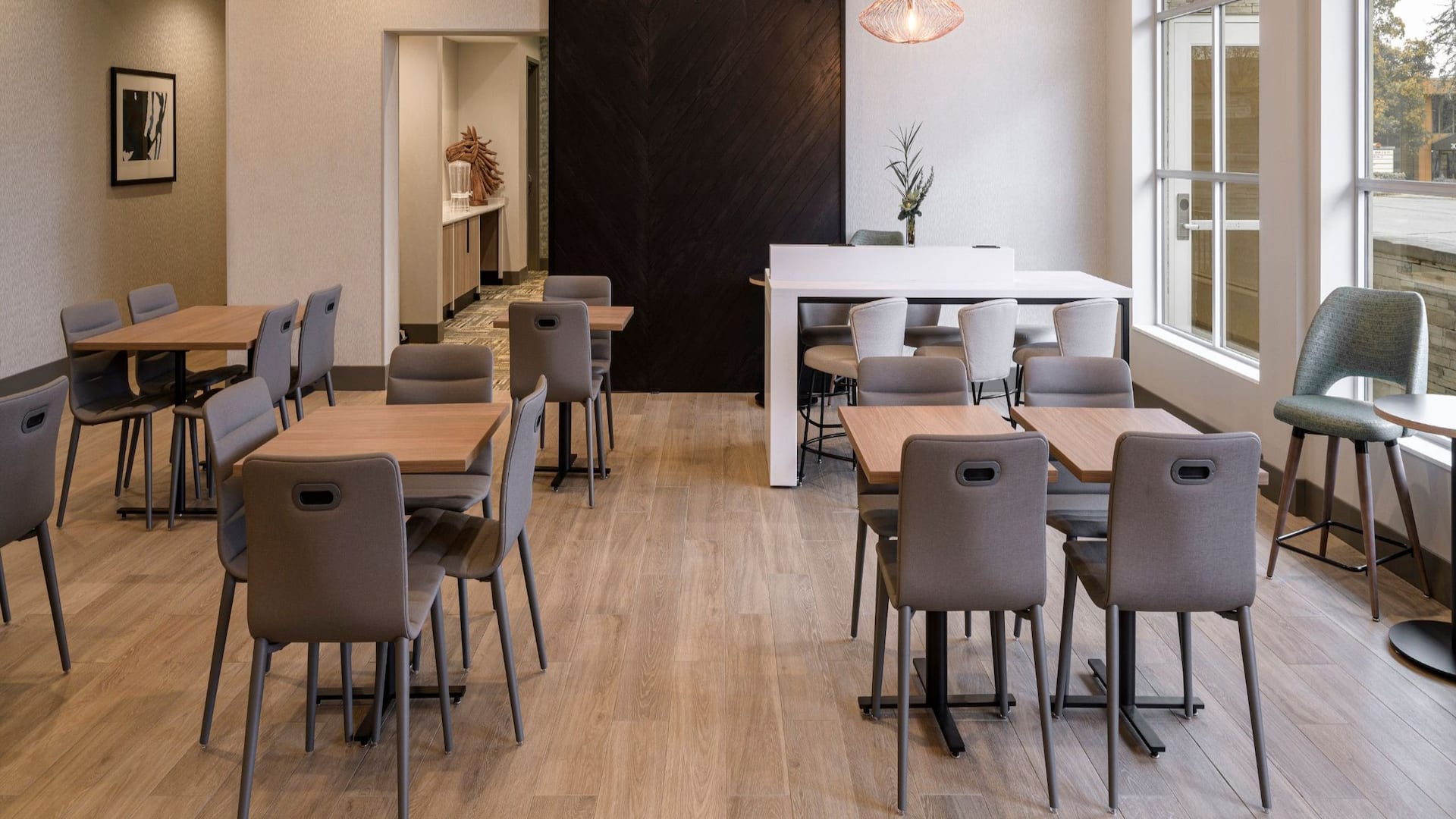 Hyatt House Louisville - East Breakfast Seating Area