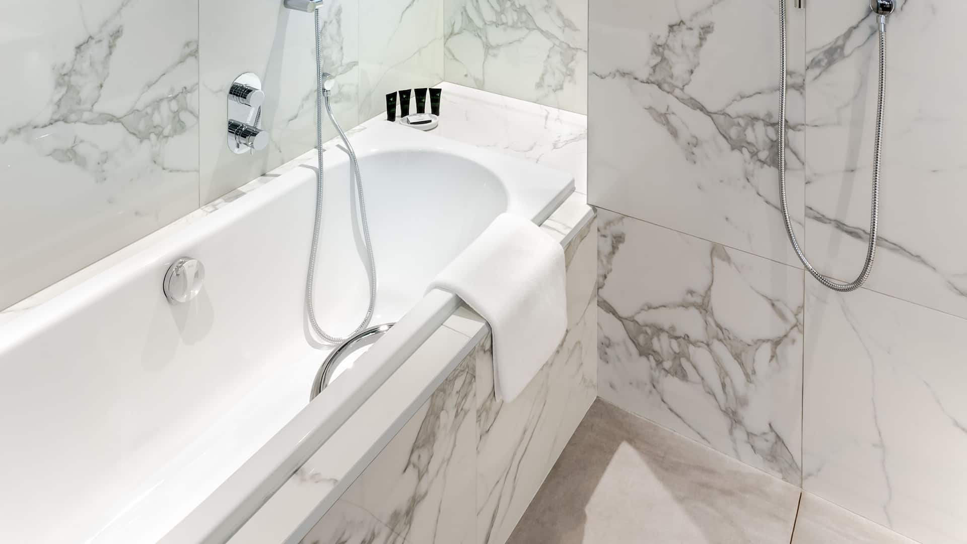 4 из 6 Hyatt Centric Jumeirah Dubai Standard Bathroom Bathtub