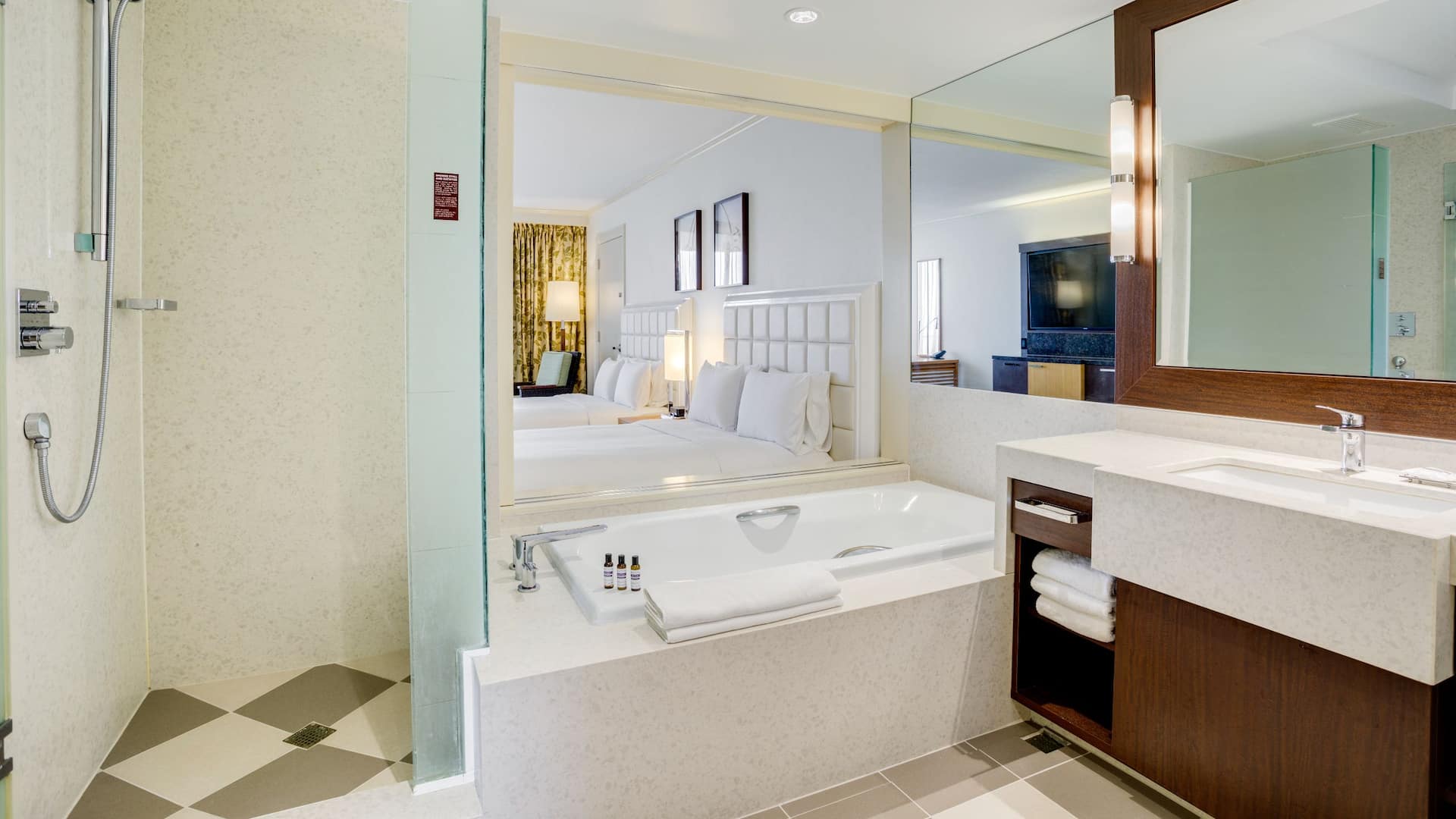 3 de 4 Hyatt Regency Guam Renovated Shower