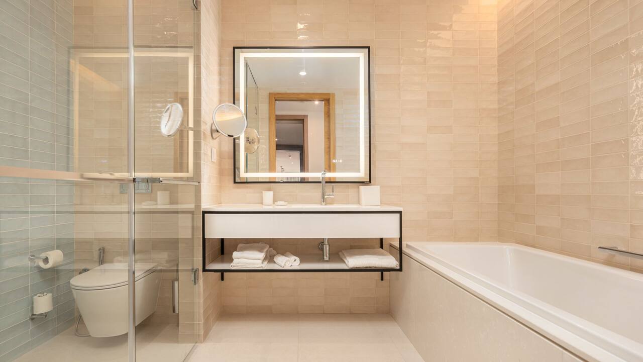 Hyatt Regency Lisbon Deluxe Bathroom