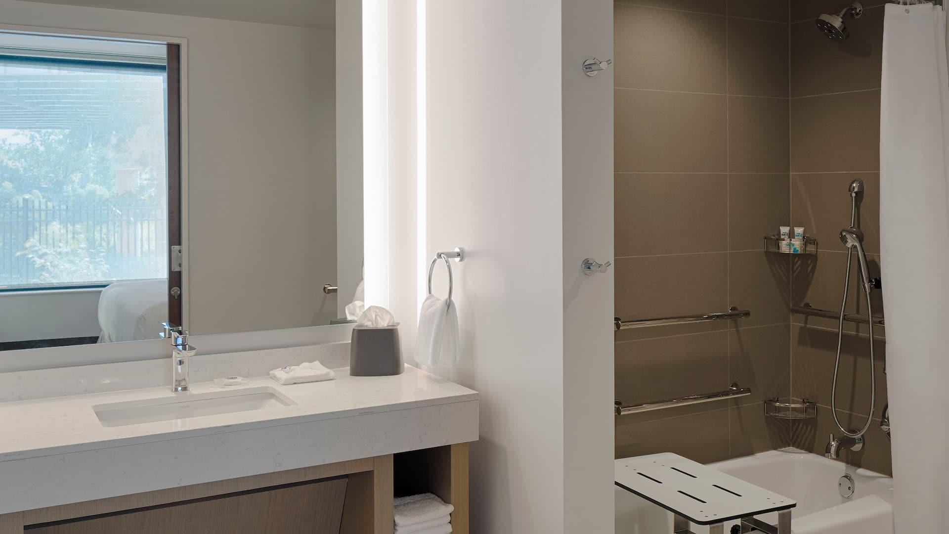 第 4，共 4  Ada One Bedroom Suite Tub With Shower