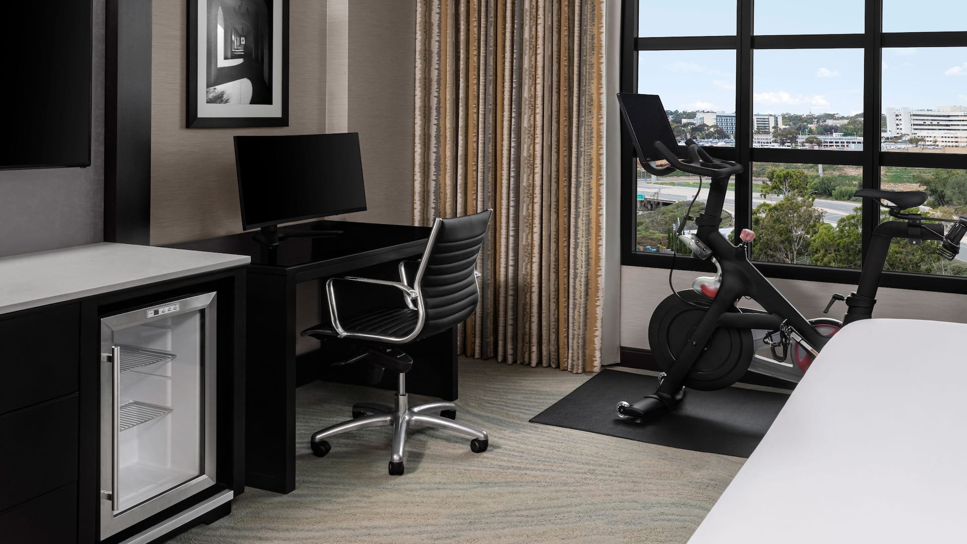 Hyatt Regency La Jolla at Aventine Guestroom Fitness Setup Desk