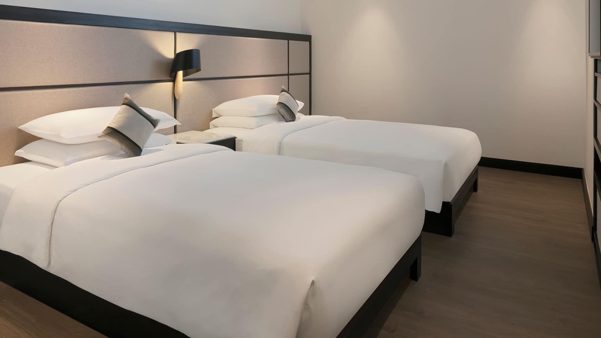 2 จาก 3 Hyatt Regency Phuket Resort Hyatt Regency Phuket Resort Family Room Twin Beds